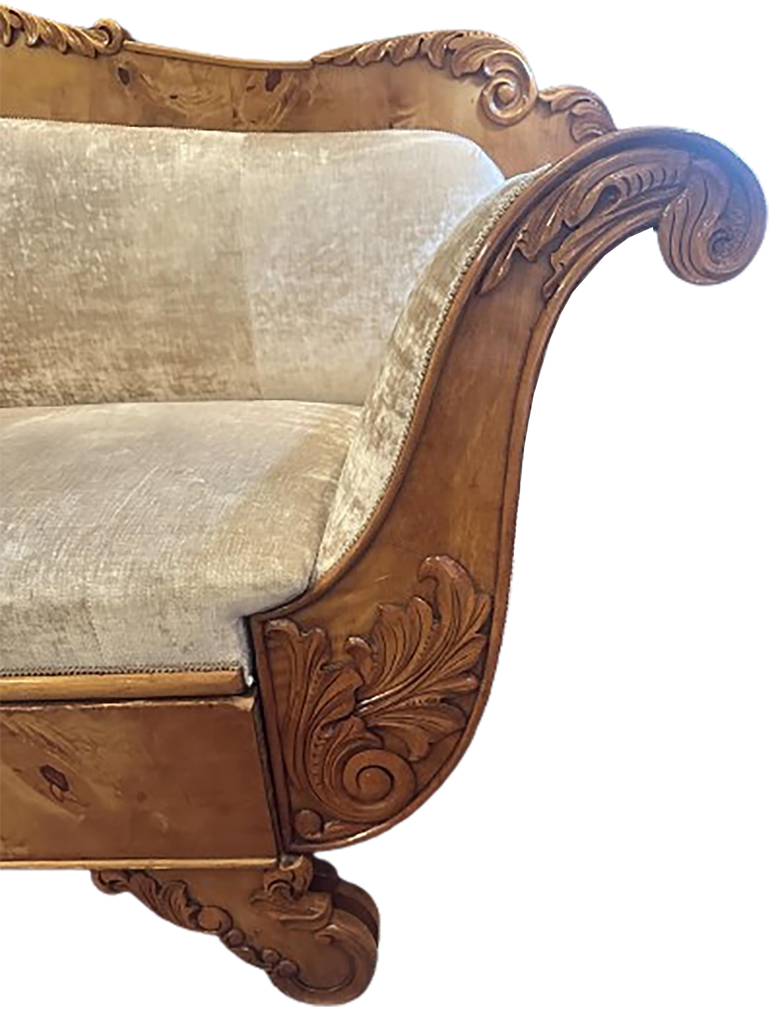 Velluto Divano a due piazze Biedermeier tedesco del XIX secolo con braccioli svasati e scrollati in vendita