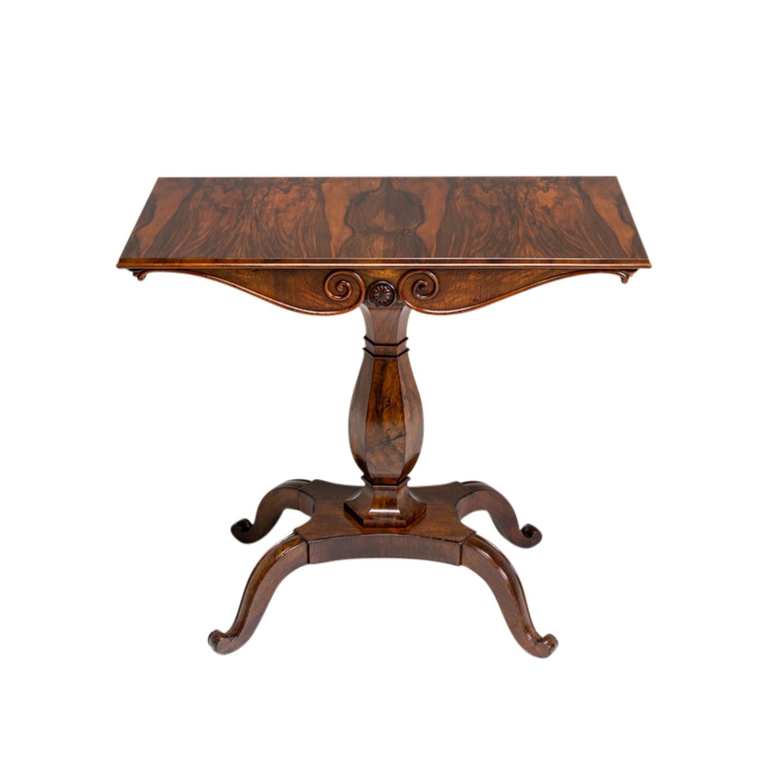 Deutscher Biedermeier-Konsolentisch aus furniertem Nussbaumholz, 19. Jahrhundert, antiker Beistelltisch (Handgeschnitzt) im Angebot