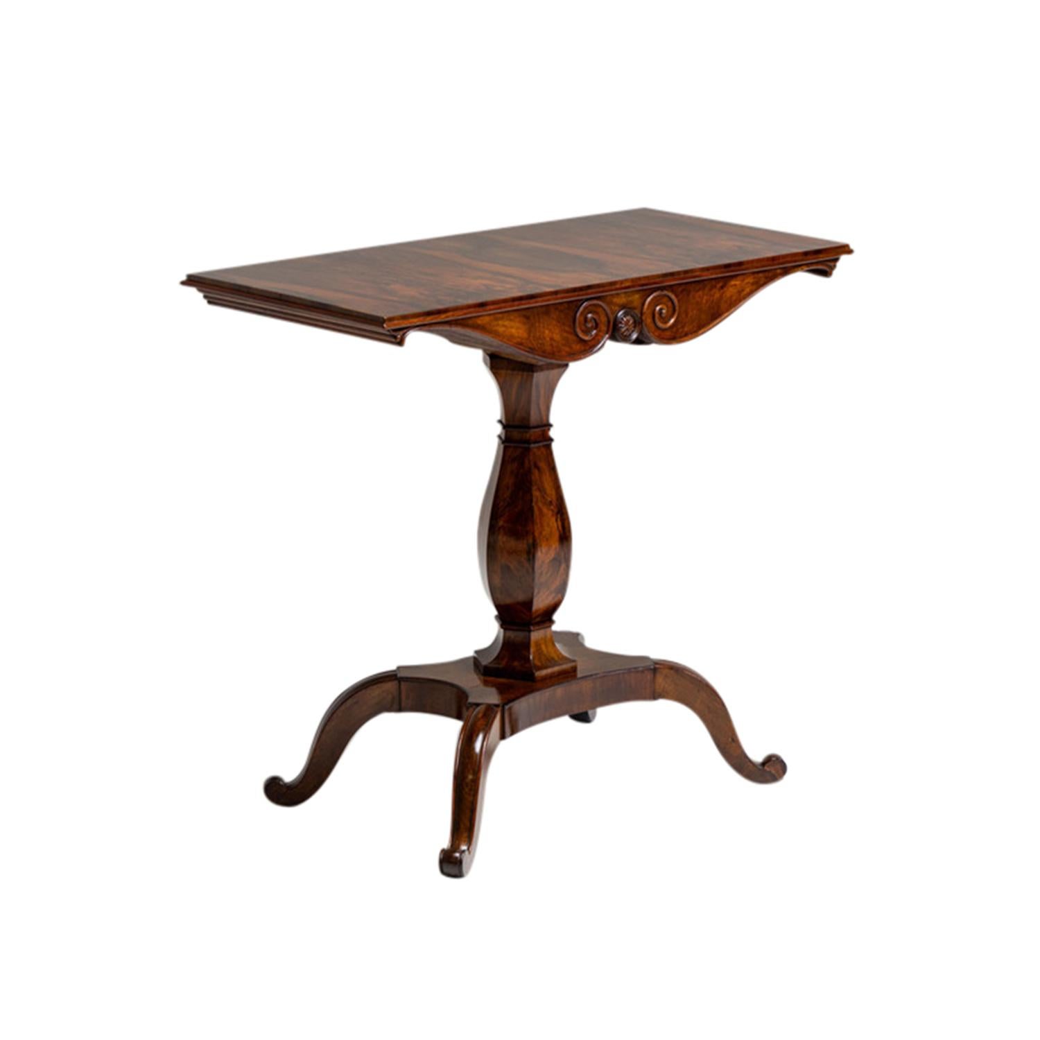 Deutscher Biedermeier-Konsolentisch aus furniertem Nussbaumholz, 19. Jahrhundert, antiker Beistelltisch im Zustand „Gut“ im Angebot in West Palm Beach, FL