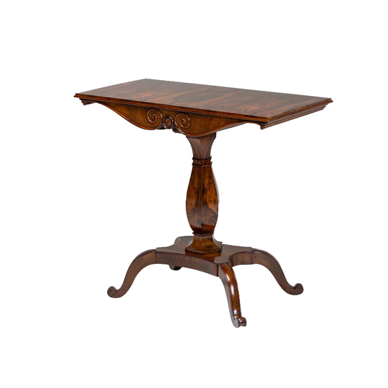 Deutscher Biedermeier-Konsolentisch aus furniertem Nussbaumholz, 19. Jahrhundert, antiker Beistelltisch (Walnuss) im Angebot