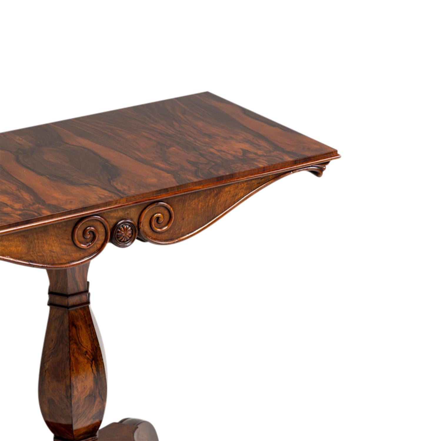 Deutscher Biedermeier-Konsolentisch aus furniertem Nussbaumholz, 19. Jahrhundert, antiker Beistelltisch im Angebot 1