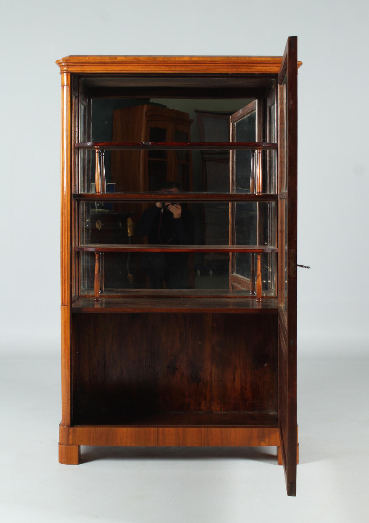 19th Century German Biedermeier Vitrine, Bookcase, Walnut, c. 1835 In Good Condition For Sale In Greven, DE