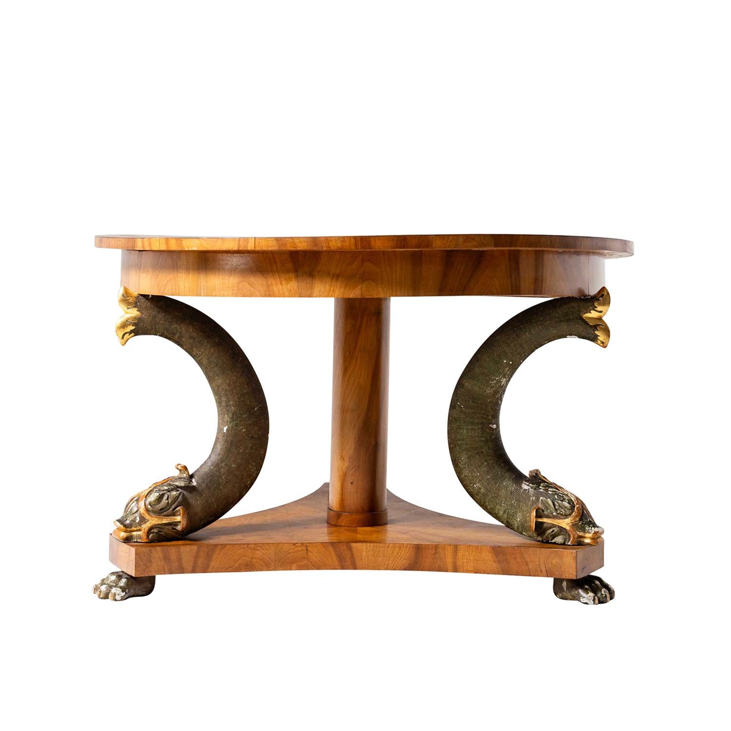 Table centrale ancienne Biedermeier allemande du début du 19e siècle en noyer et en bois de ronce plaqués et polis à la gomme laque, en bon état. La table de salon ronde est composée d'un large plateau en forme d'étoile, soutenu au centre par une