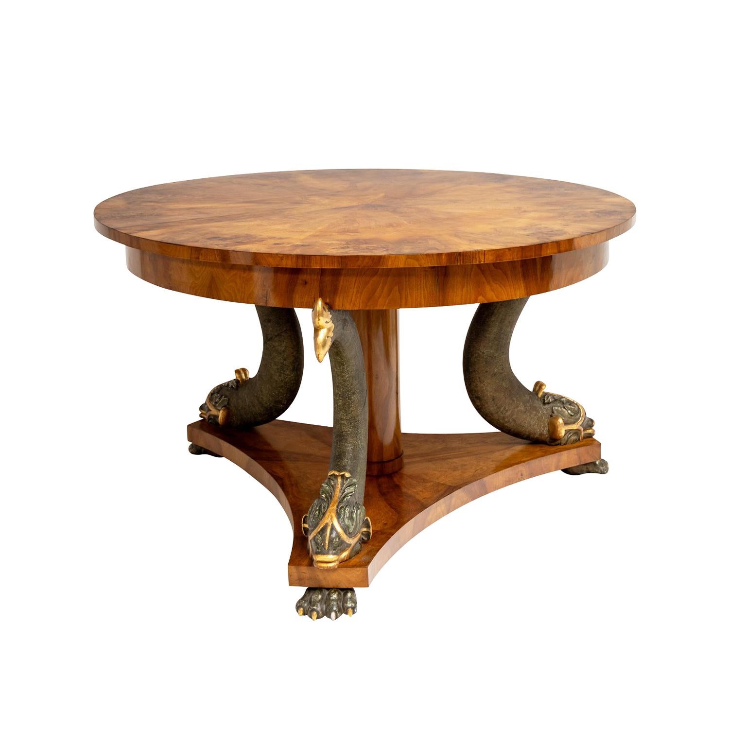 Allemand Table centrale en noyer Biedermeier allemand du 19e siècle - Table ancienne en bois de feuillus en vente