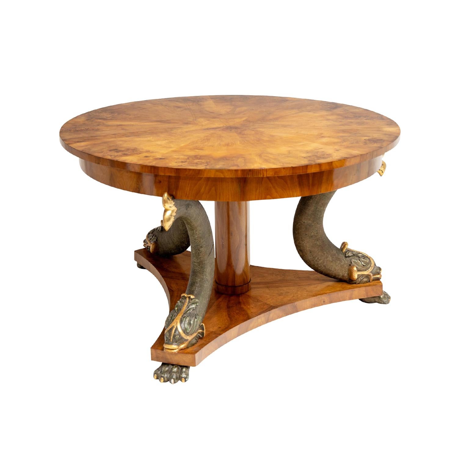 Sculpté à la main Table centrale en noyer Biedermeier allemand du 19e siècle - Table ancienne en bois de feuillus en vente