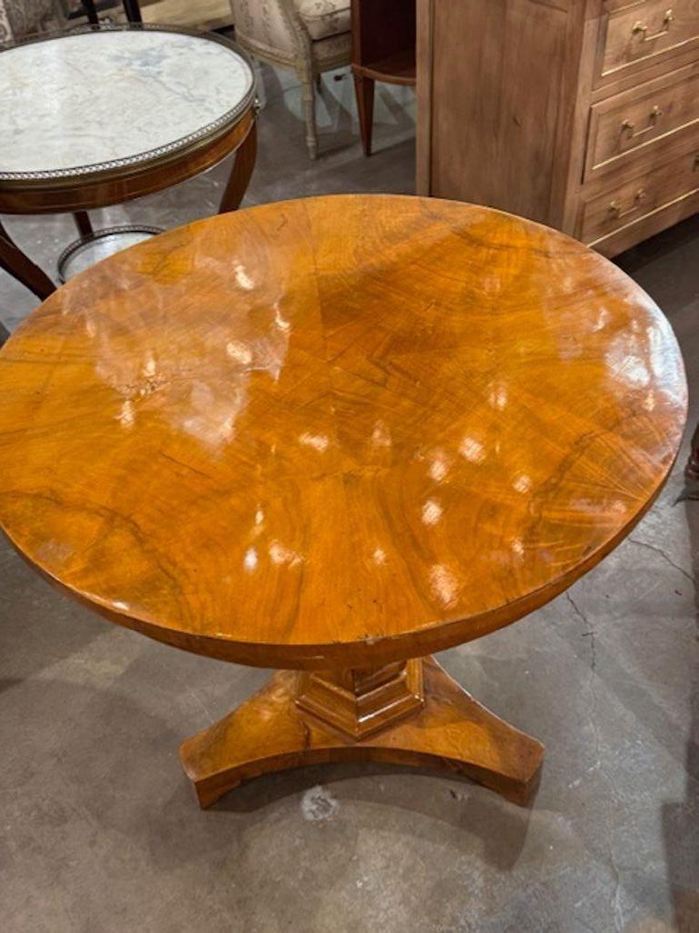 Allemand Table centrale en noyer Biedermeier allemand du 19e siècle en vente