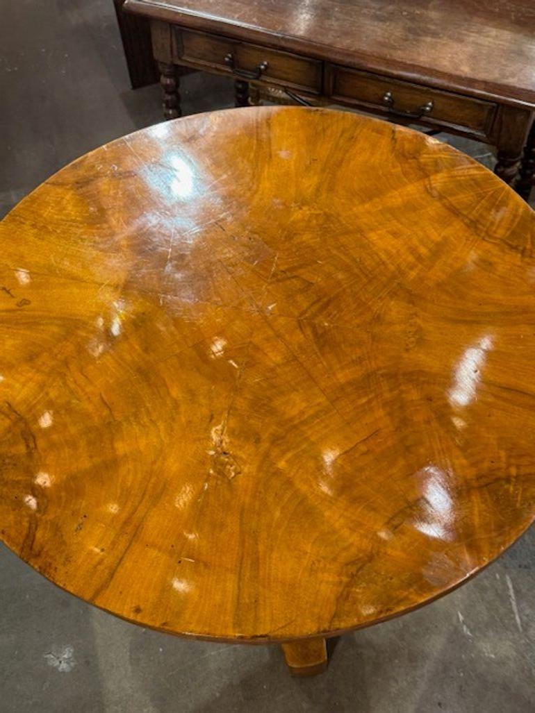Table centrale en noyer Biedermeier allemand du 19e siècle Bon état - En vente à Dallas, TX