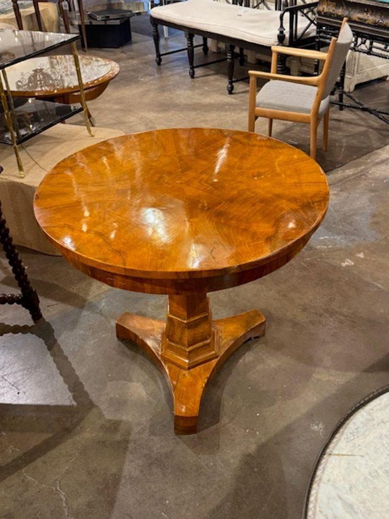 XIXe siècle Table centrale en noyer Biedermeier allemand du 19e siècle en vente