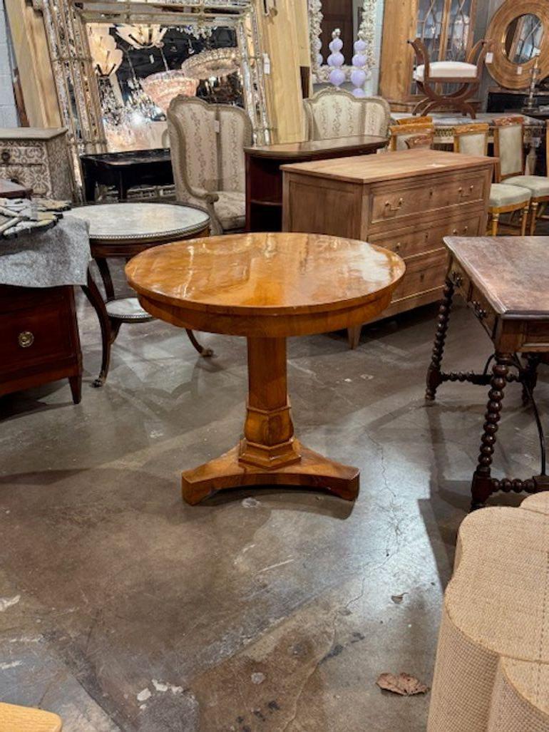 Noyer Table centrale en noyer Biedermeier allemand du 19e siècle en vente