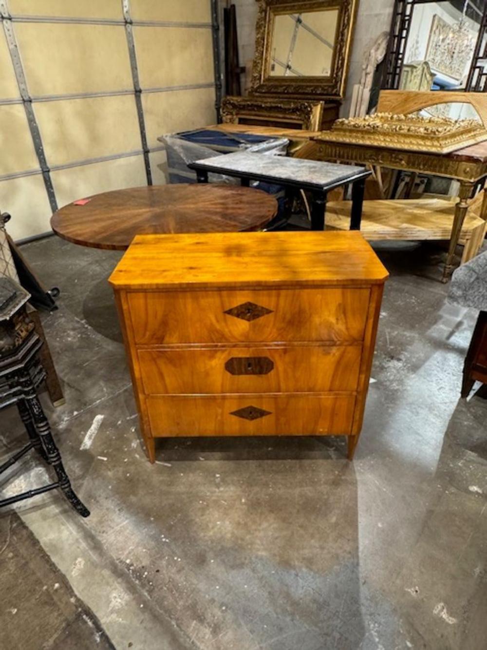 Découvrez l'élégance intemporelle du coffre en noyer Biedermeier allemand du XIXe siècle, une pièce qui allie harmonieusement la riche histoire des meubles anciens aux sensibilités modernes du design contemporain. Fabriquée avec le souci du détail,