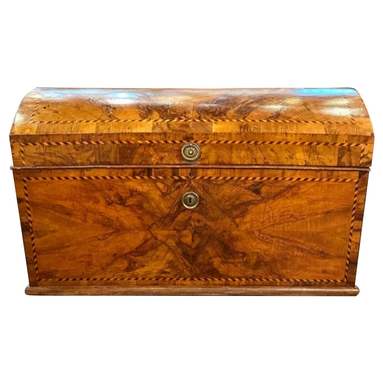 Deutsche Biedermeier-Truhe mit Intarsien aus Nussbaumholz, 19. Jahrhundert im Angebot