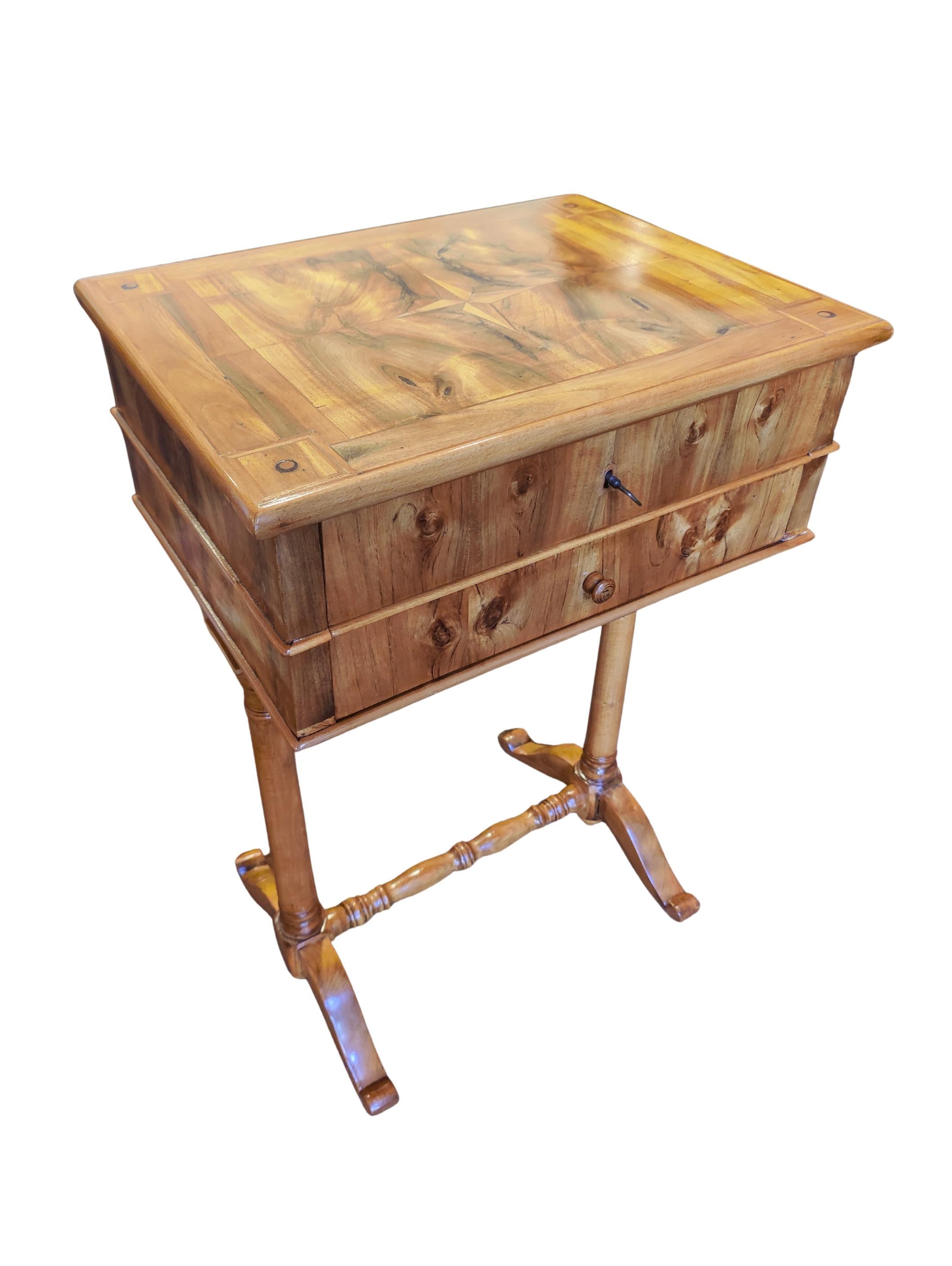 Noyer Table de couture Biedermeier en noyer du 19e siècle, Allemagne en vente