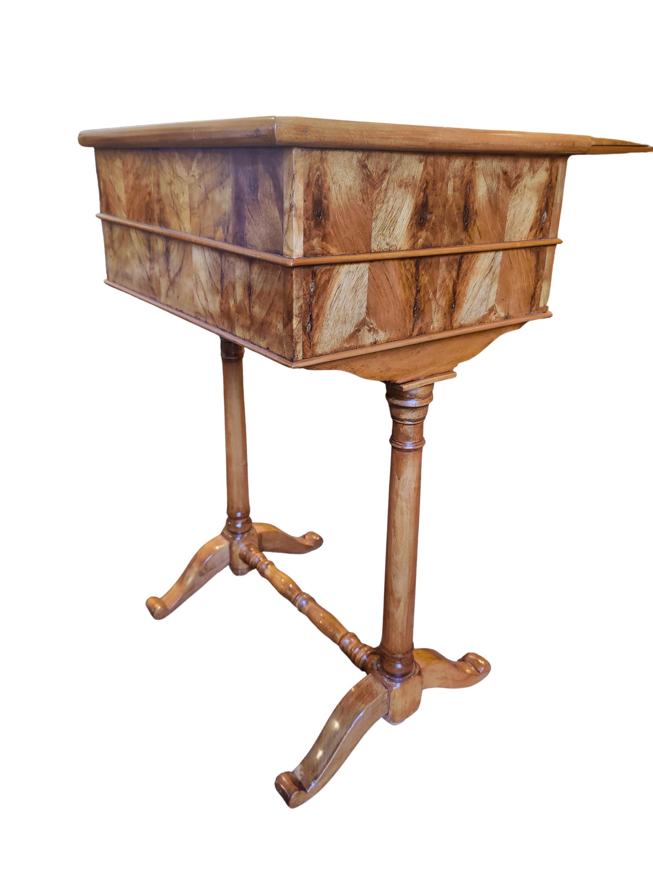 Table de couture Biedermeier en noyer du 19e siècle, Allemagne en vente 1