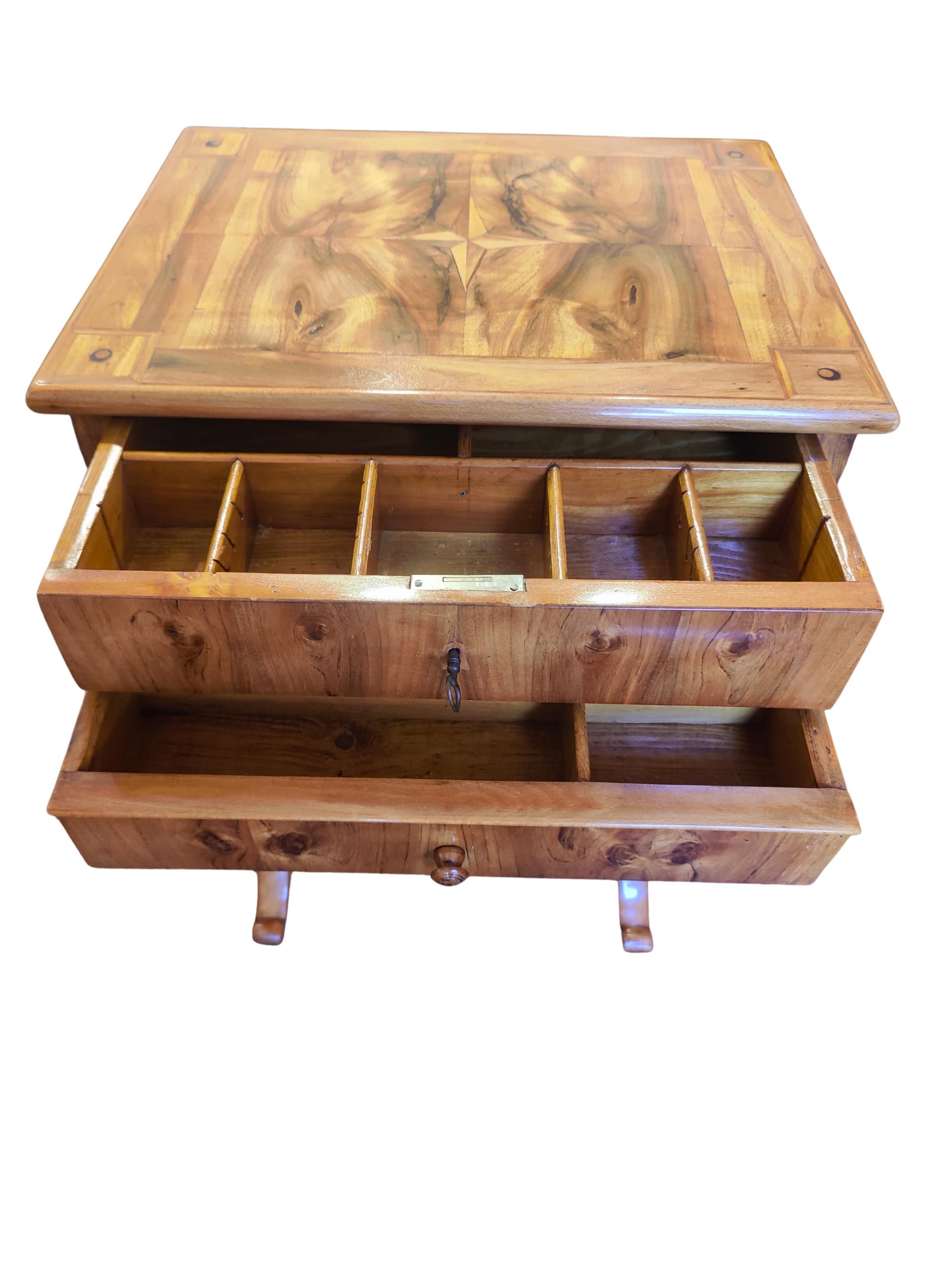 Table de couture Biedermeier en noyer du 19e siècle, Allemagne en vente 2