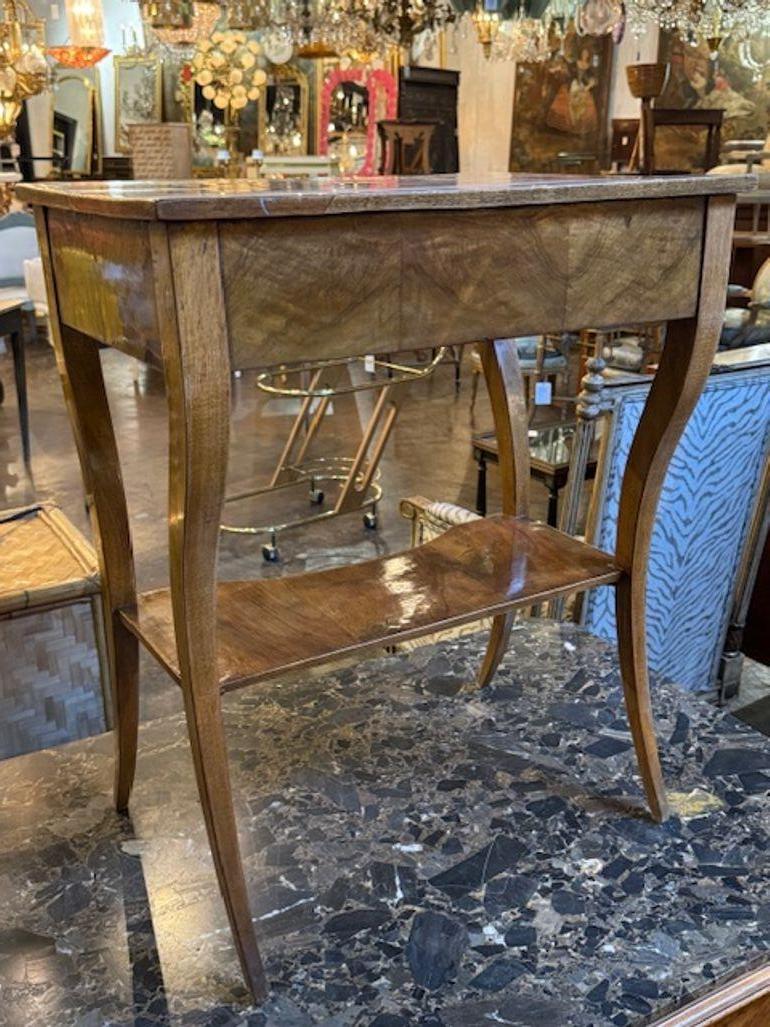 Le produit est une table d'appoint en noyer de style Biedermeier allemand du XIXe siècle, qui présente un design classique et élégant typique du style Biedermeier. En tant que pièce antique, elle possède une valeur historique et culturelle, ce qui
