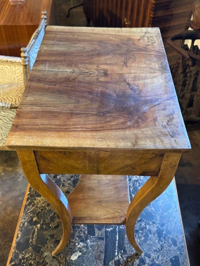 Allemand Table d'appoint en noyer Biedermeier allemand du 19e siècle en vente