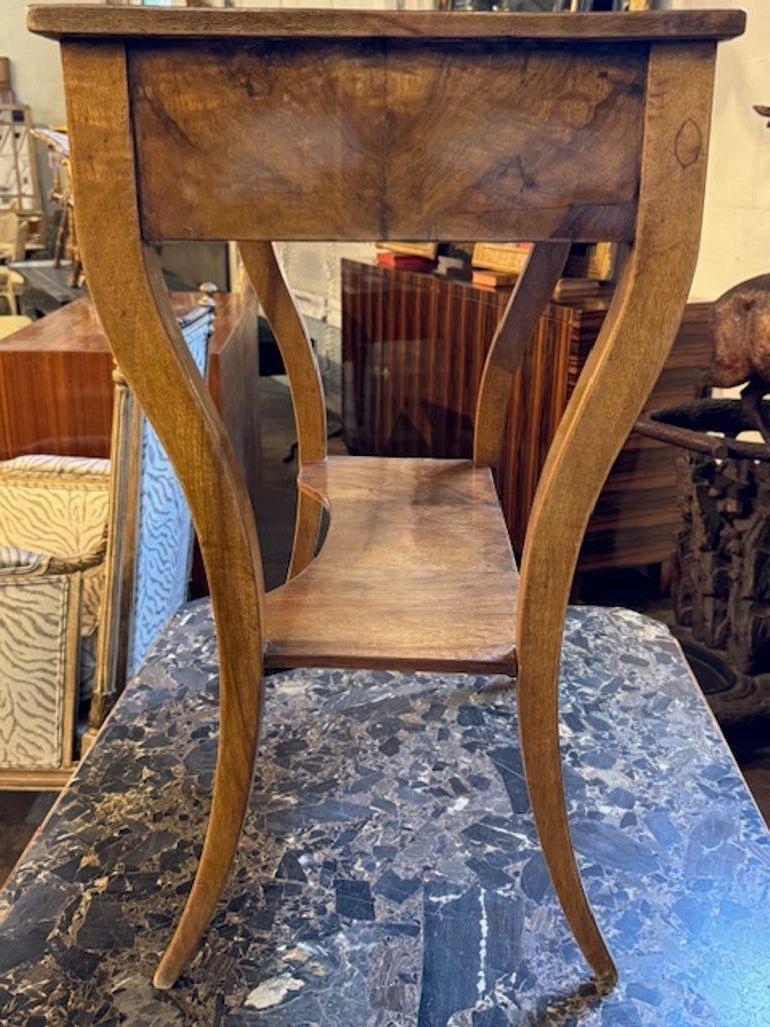 Table d'appoint en noyer Biedermeier allemand du 19e siècle Bon état - En vente à Dallas, TX