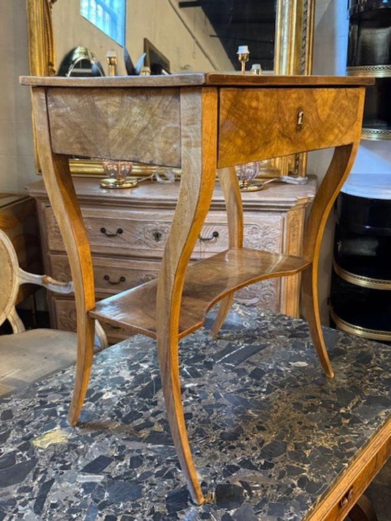 XIXe siècle Table d'appoint en noyer Biedermeier allemand du 19e siècle en vente