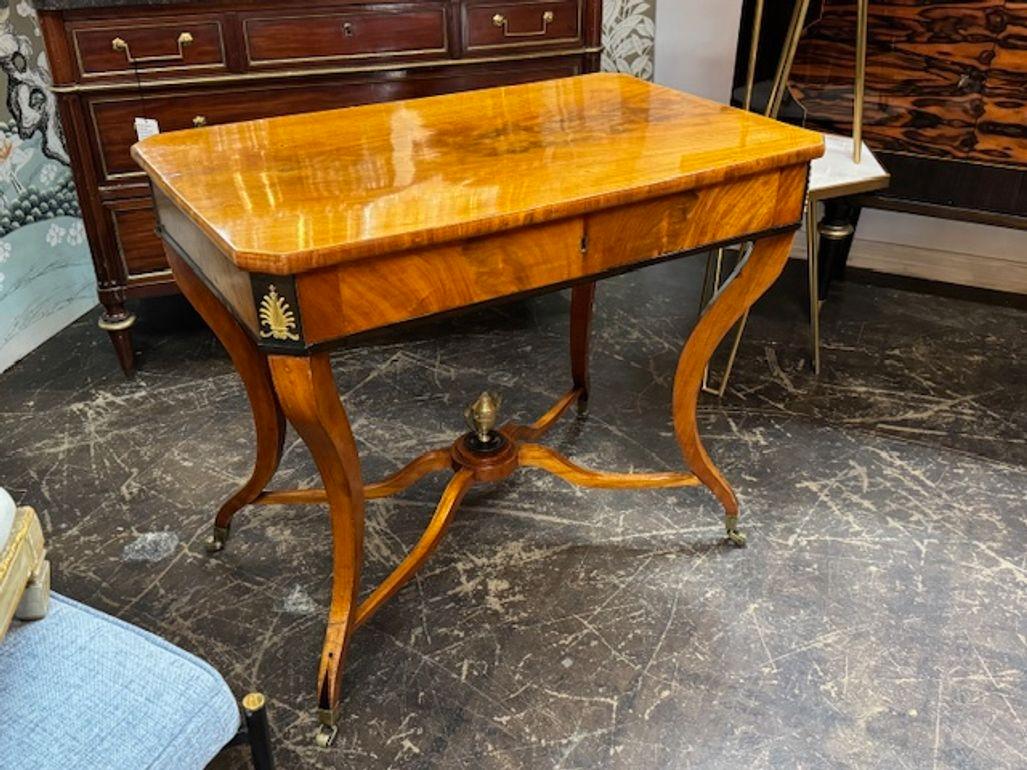 Magnifique table en noyer de style Biedermeier allemand du 19ème siècle. Il présente une finition polie exceptionnelle ainsi que des détails ébonisés. Fabuleux ! Circa 1820.
35,5w x 22d x 30h