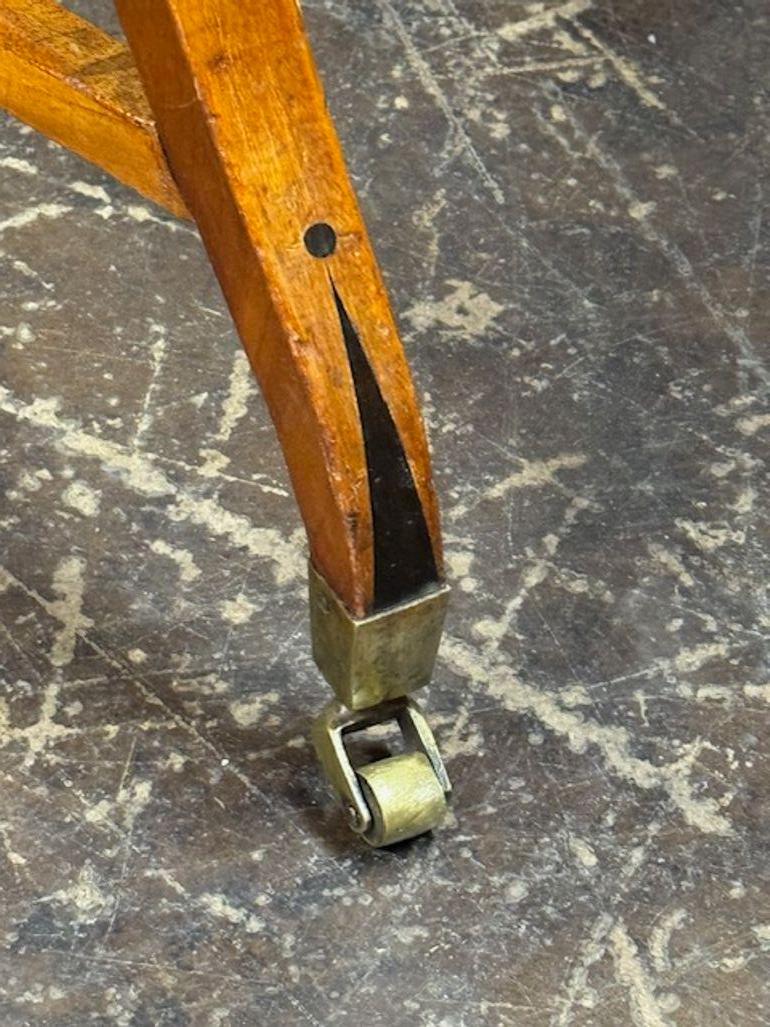 Noyer Table Biedermeier allemande du 19ème siècle en vente