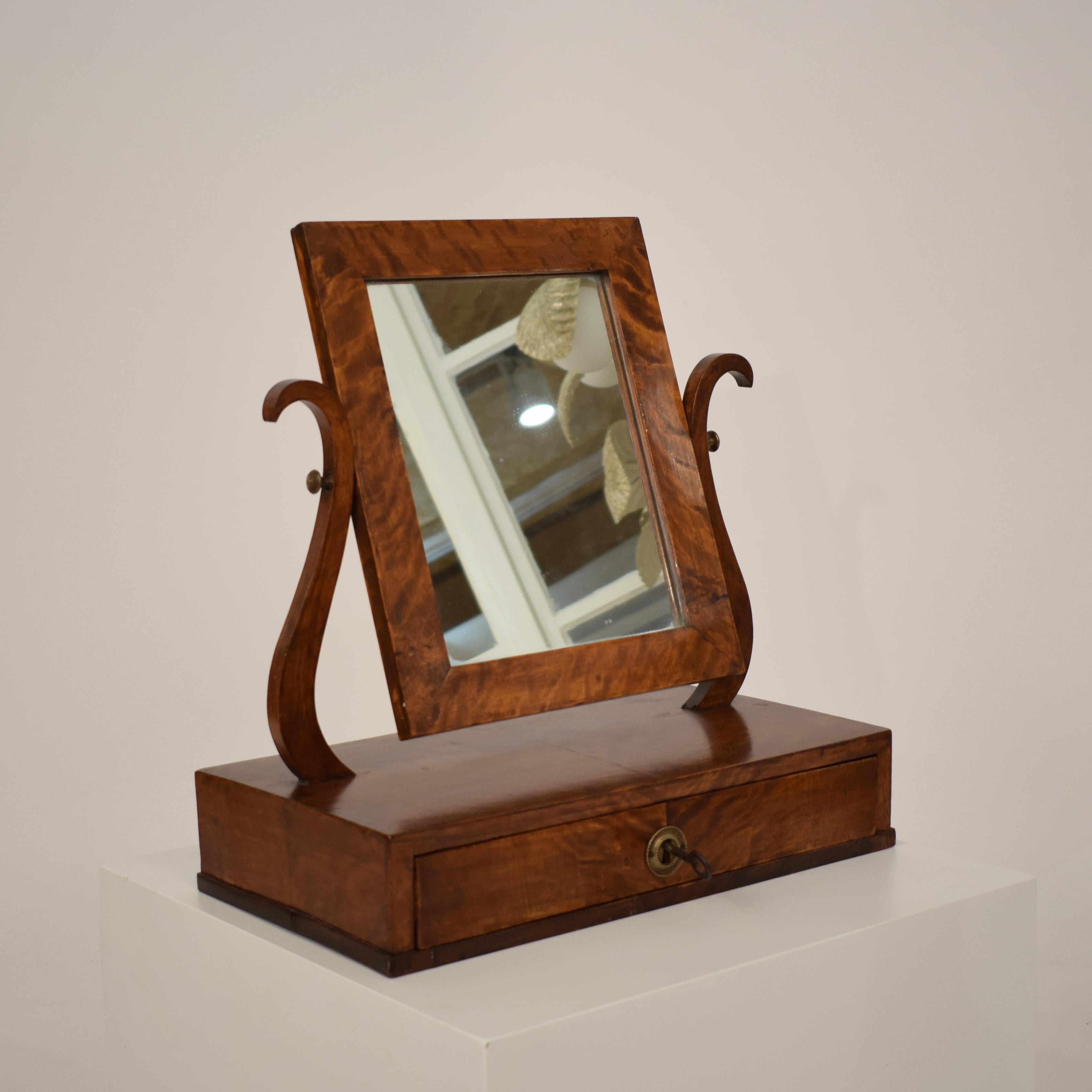 Ce beau miroir de toilette Biedermeier en bouleau allemand du 19ème siècle. Il a un tiroir et a été fabriqué vers 1820.
Il est en excellent état.
Une pièce unique qui attirera tous les regards dans votre intérieur antique, moderne, space age ou