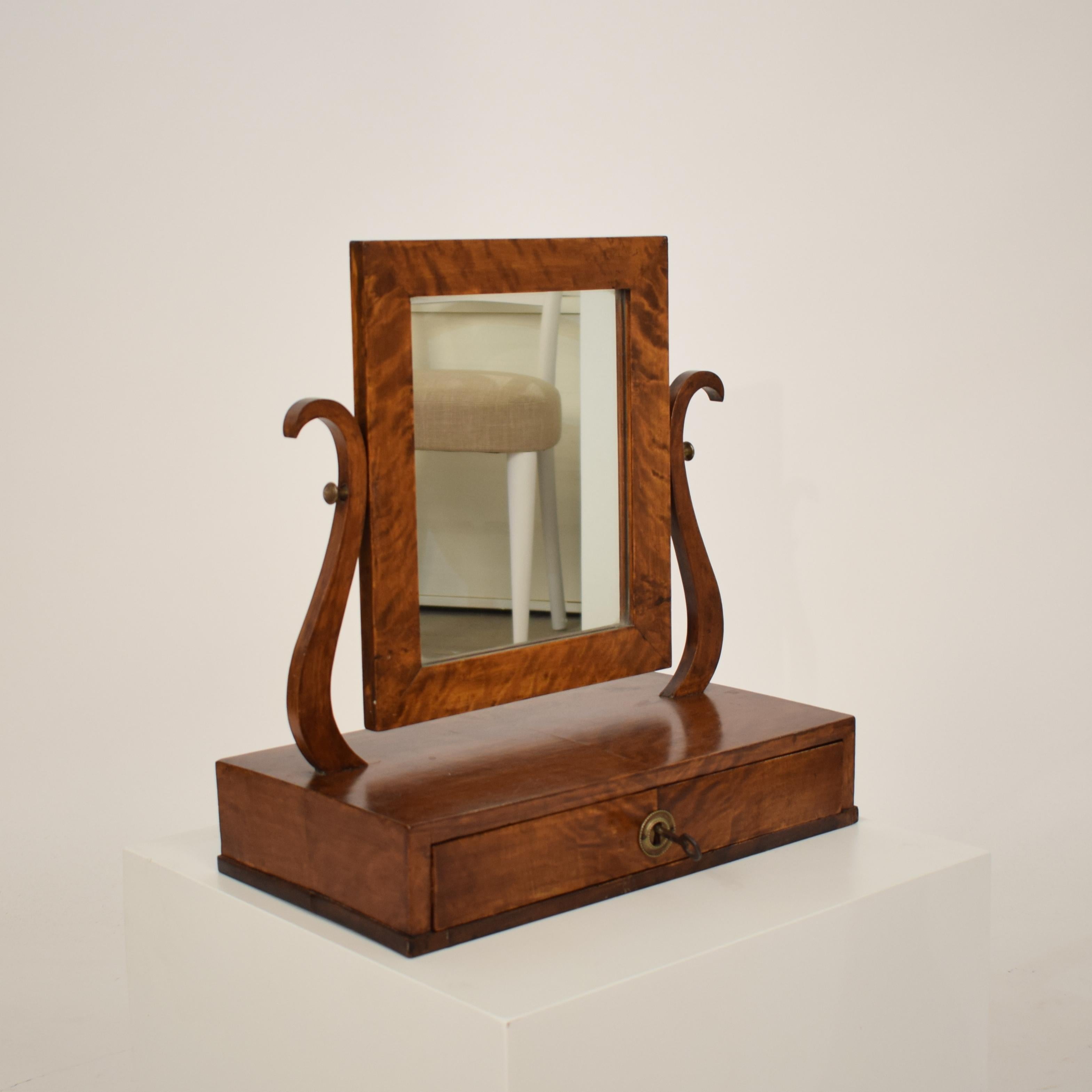 Début du XIXe siècle miroir de toilette Biedermeier allemand du 19e siècle en bouleau avec tiroir:: vers 1820 en vente