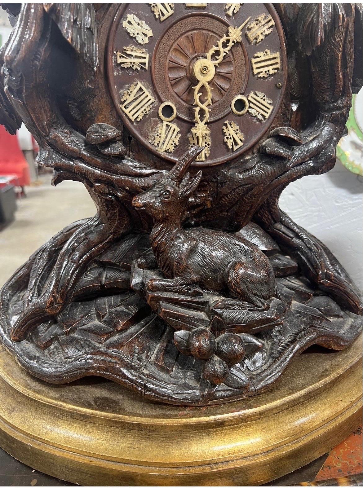19. Jahrhundert Deutsche Black Forest geschnitzt Uhr montiert Lampe mit Cowhide Schatten im Angebot 3