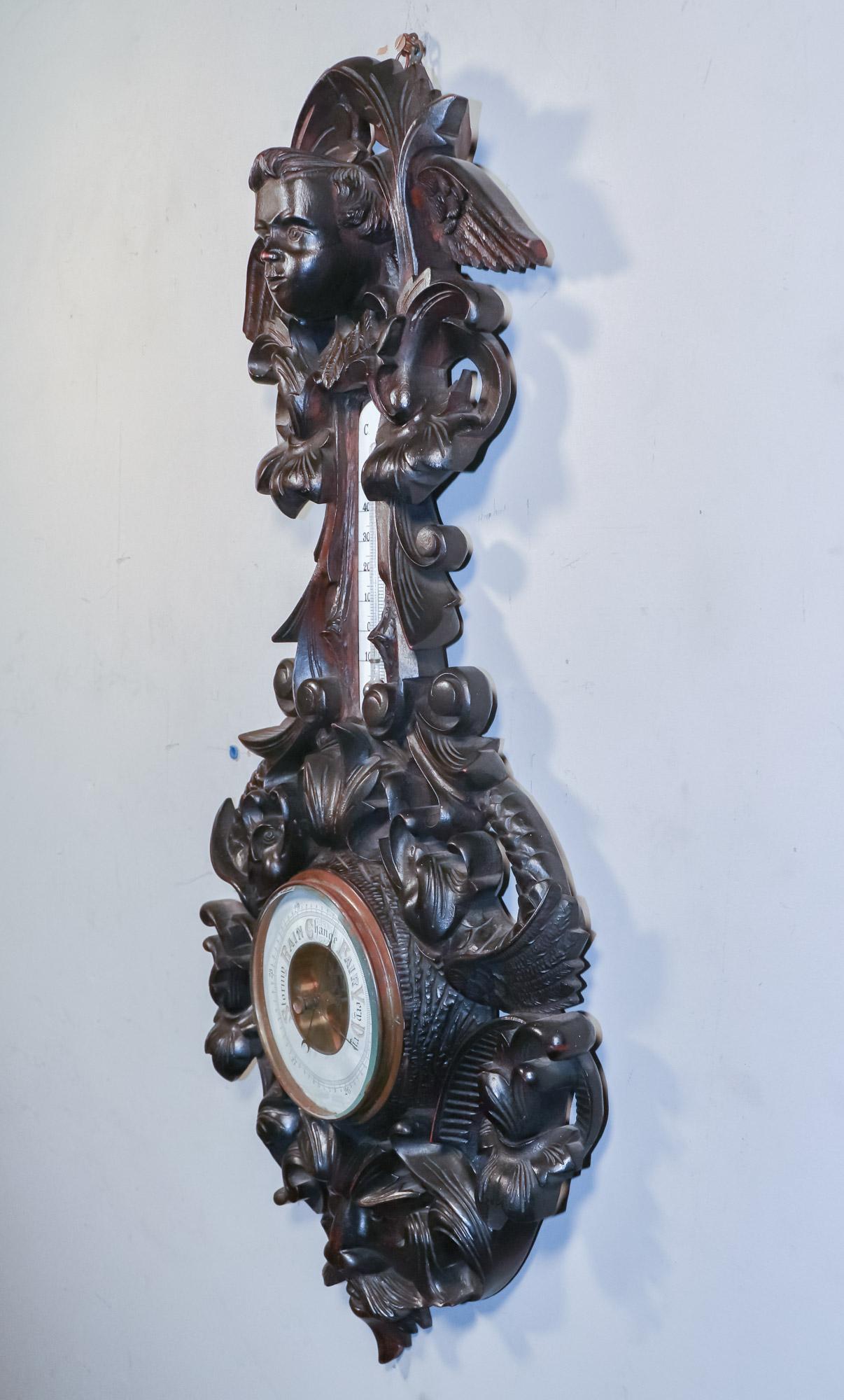 Ce thermomètre-baromètre en noyer ébonisé allemand du XIXe siècle, sculpté à la main, est un instrument exquis conçu pour mesurer la pression atmosphérique et prévoir le temps, tout en fournissant des relevés de température dans les échelles Celsius
