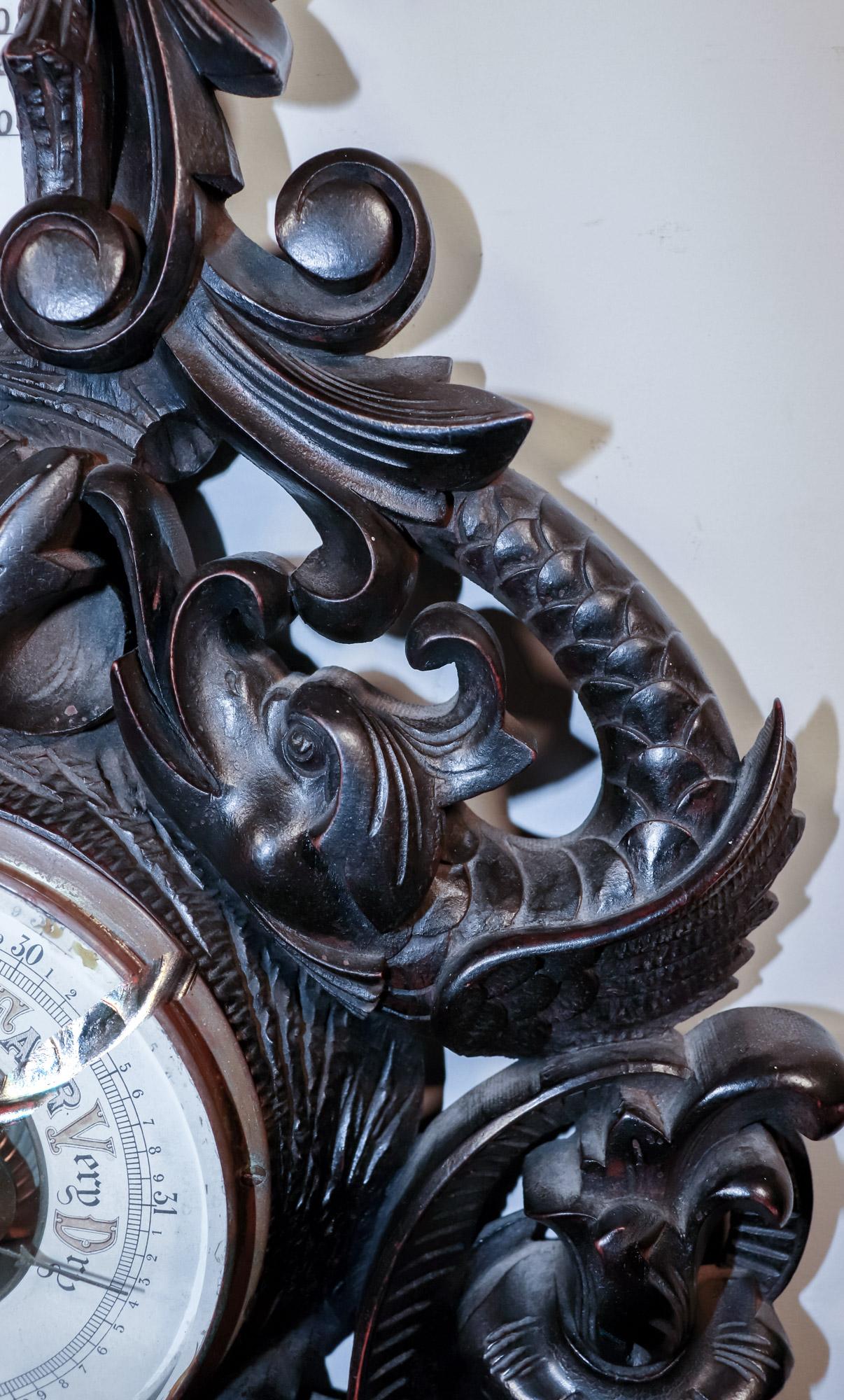 Sculpté à la main Thermomètre-Baromètre en noyer ébonisé allemand du 19e siècle, style Black Forest en vente