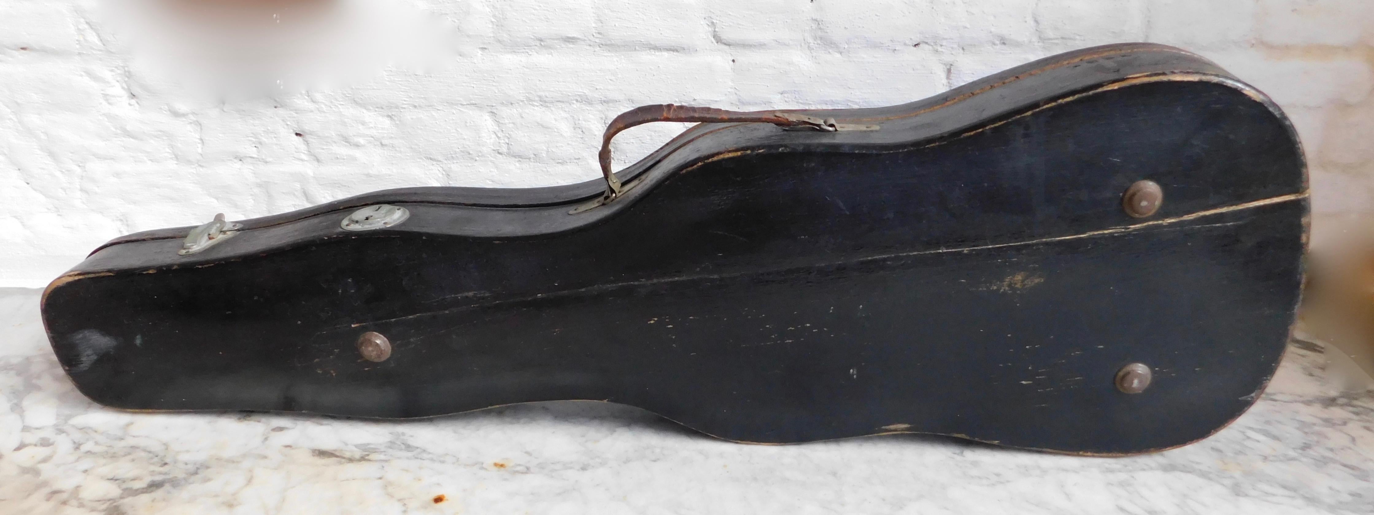 German ebonized wood violin case, circa 1880. Elegant shaped case with bentwood trim edging. The interior is lined with green wool felt.