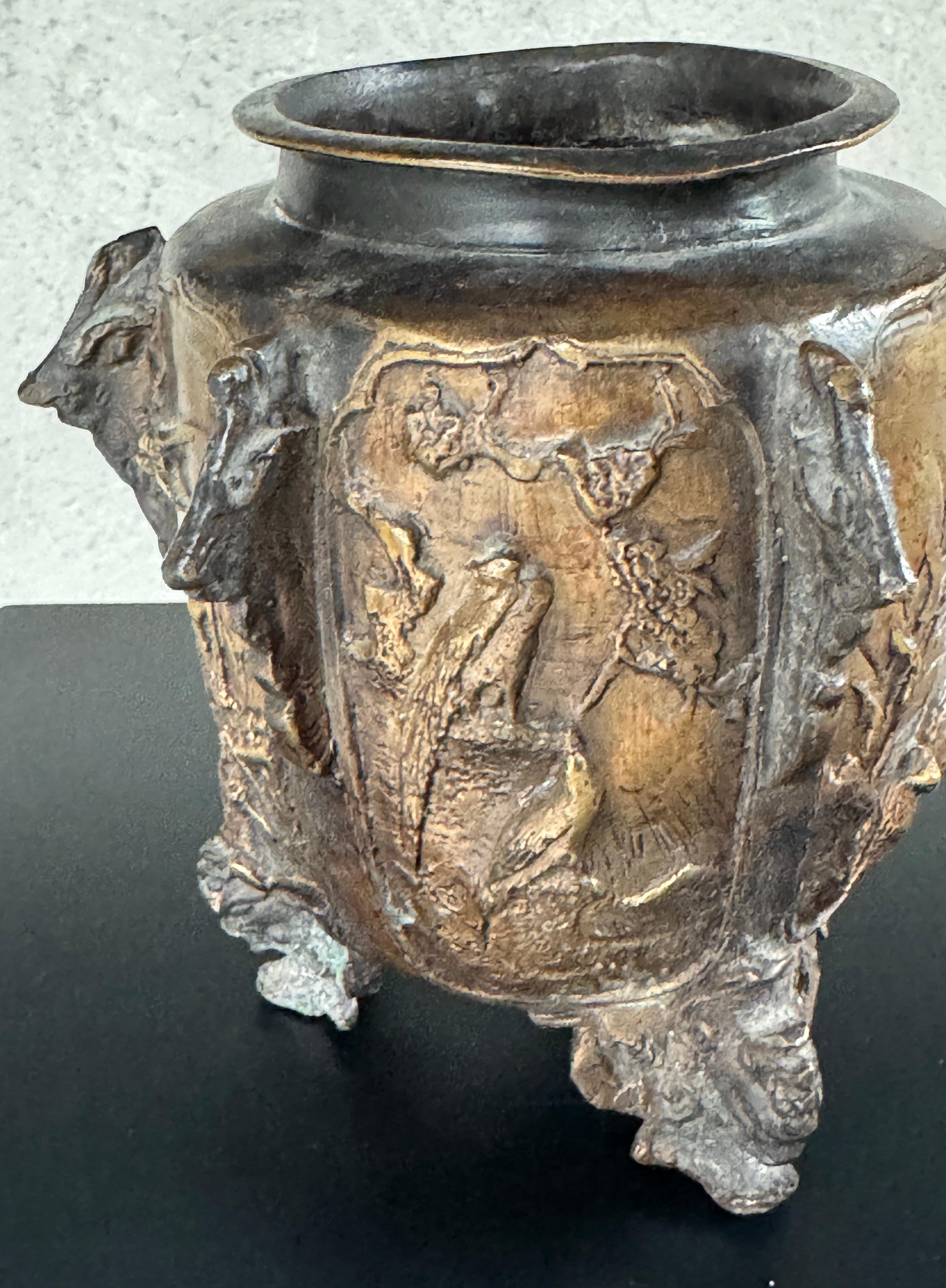 Urna con piede in bronzo del XIX secolo in vendita 9