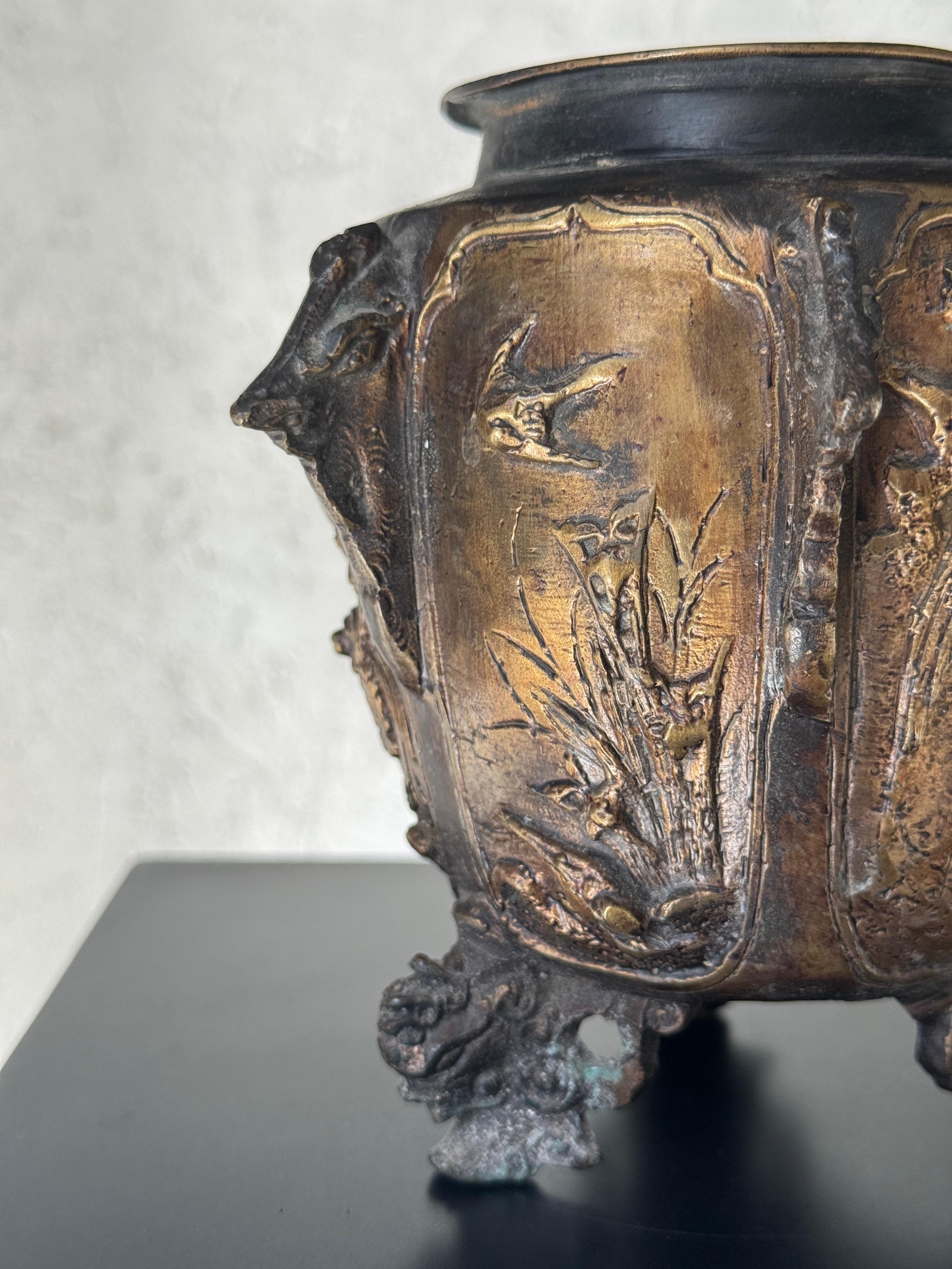 Urna con piede in bronzo del XIX secolo in vendita 11