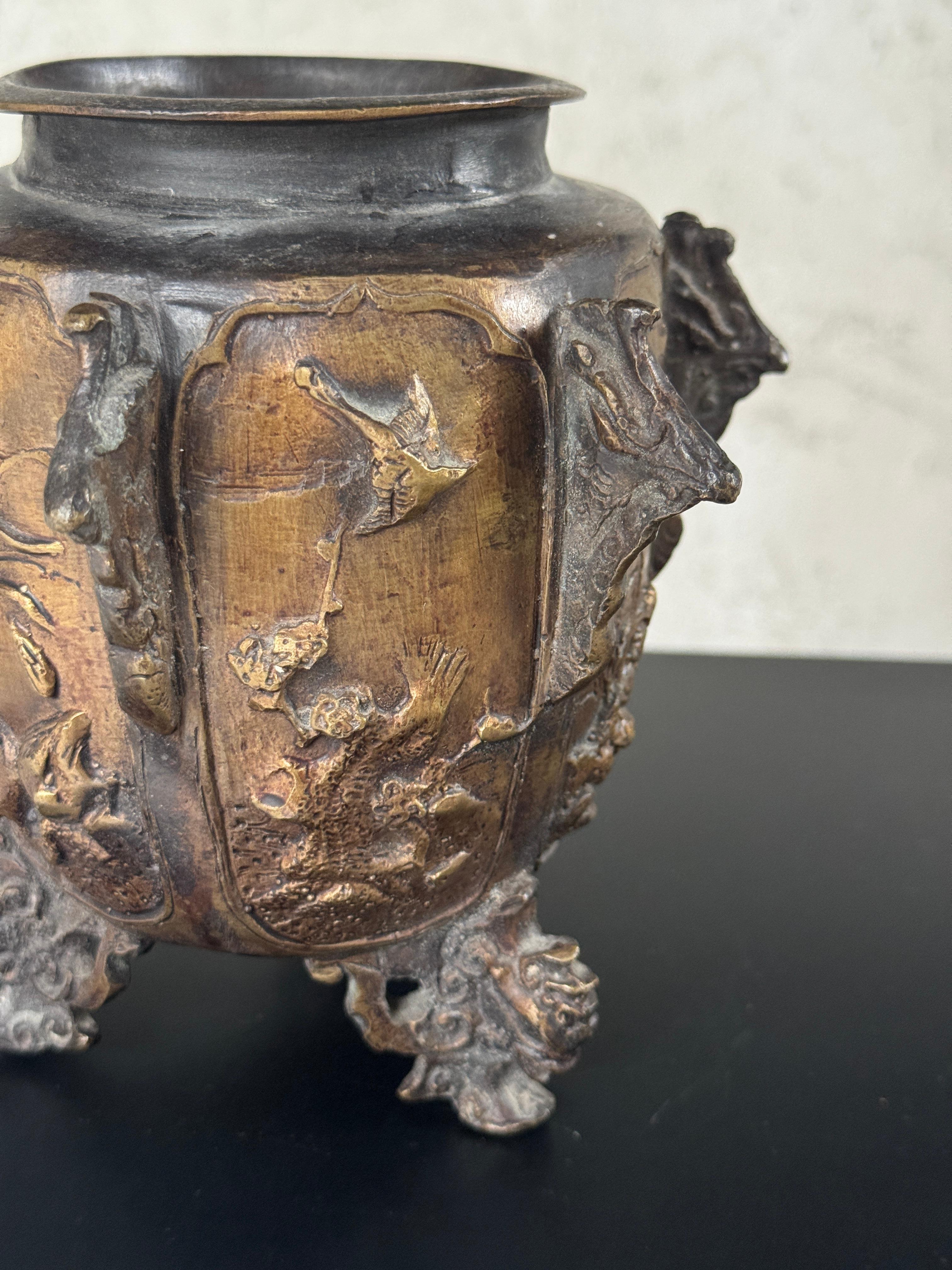 Urna con piede in bronzo del XIX secolo in vendita 8