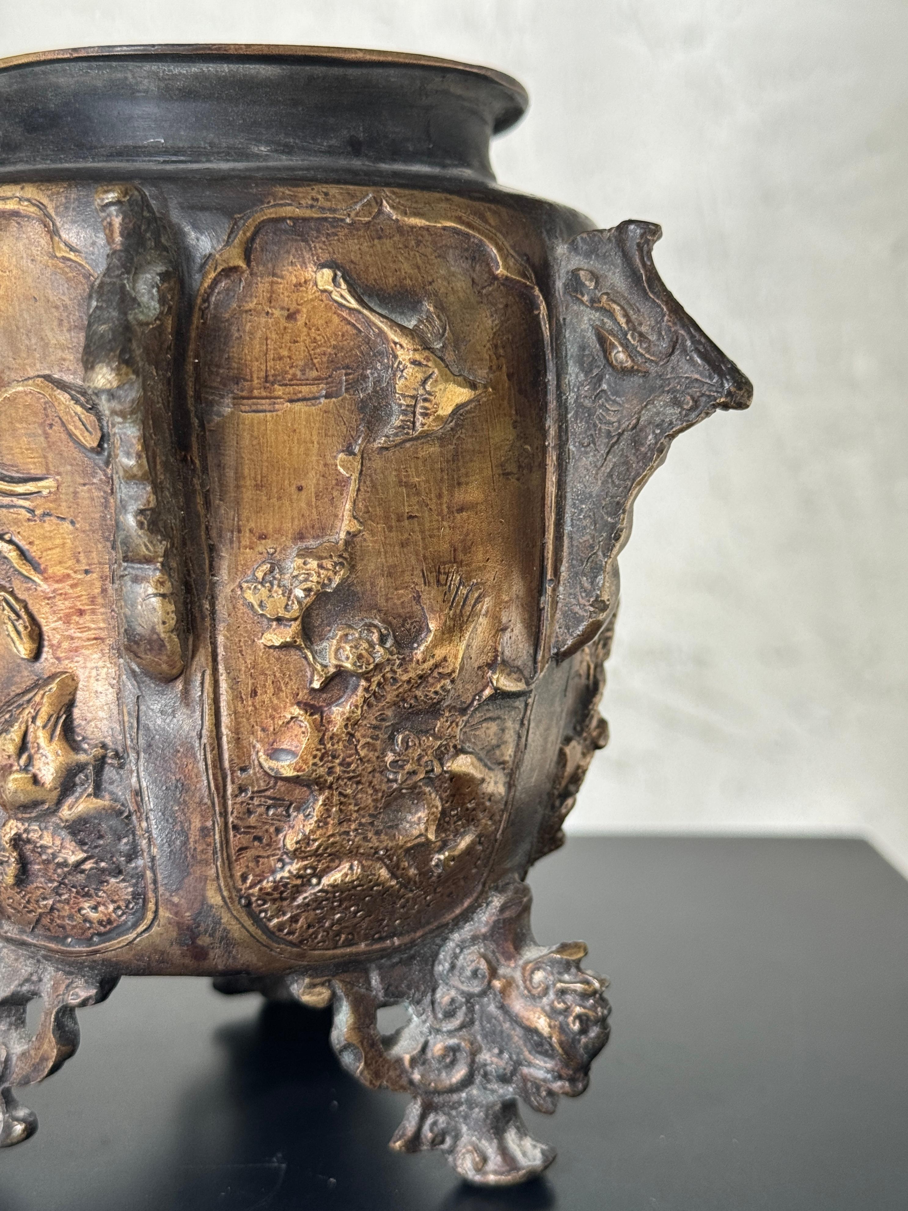 Urna con piede in bronzo del XIX secolo in vendita 13