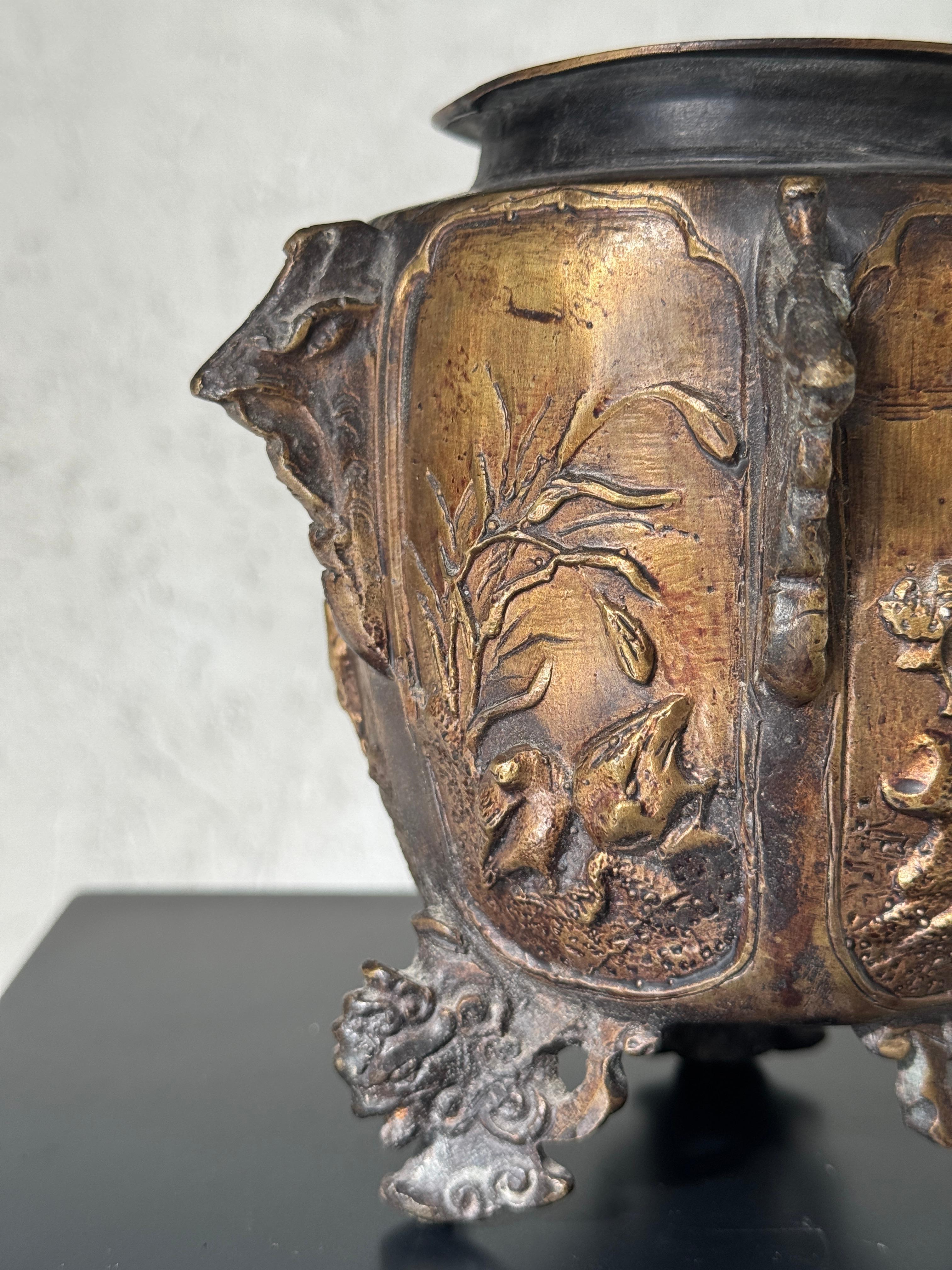 Urna con piede in bronzo del XIX secolo in vendita 14