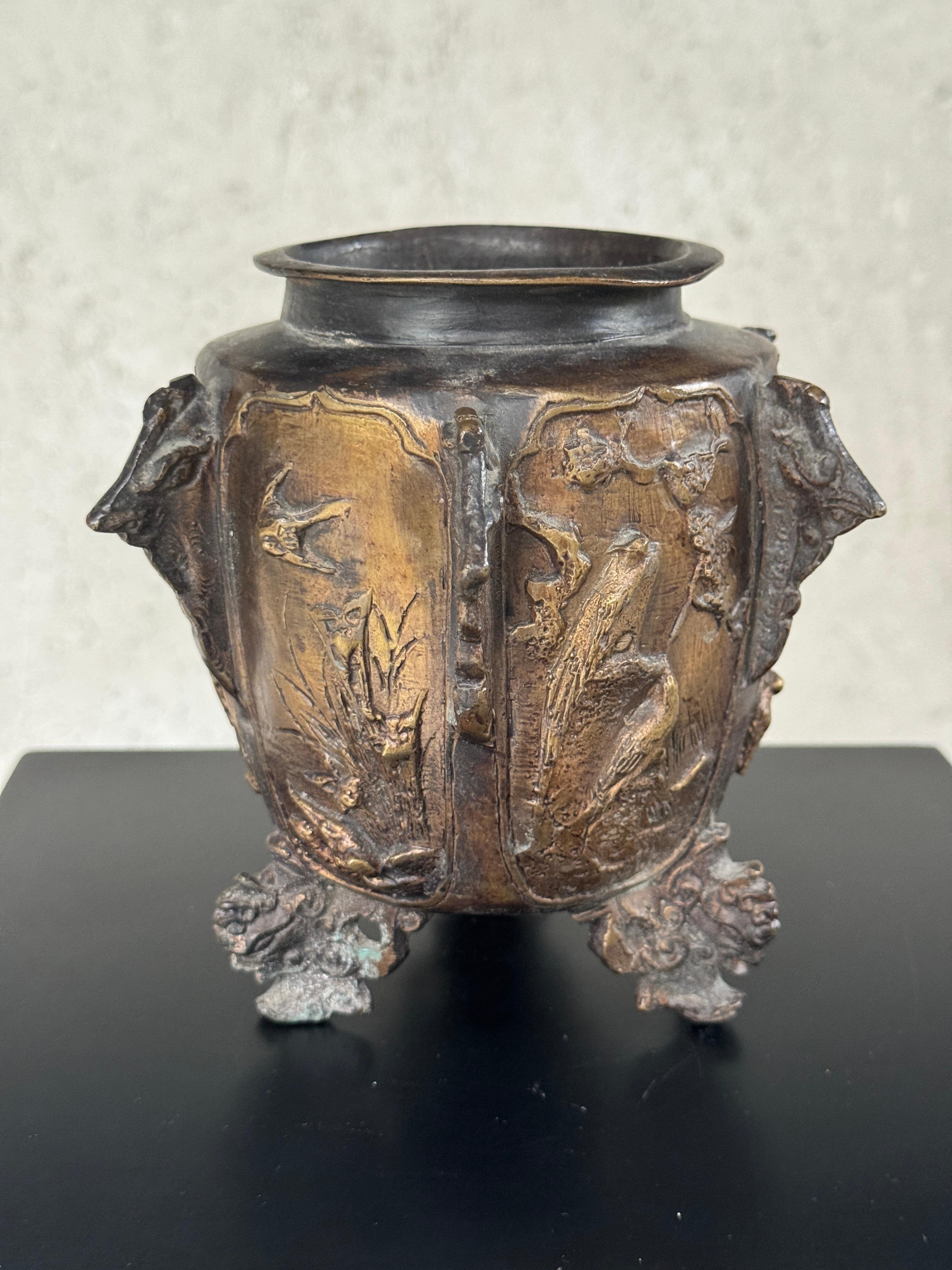 Urna con piede in bronzo del XIX secolo in vendita 7