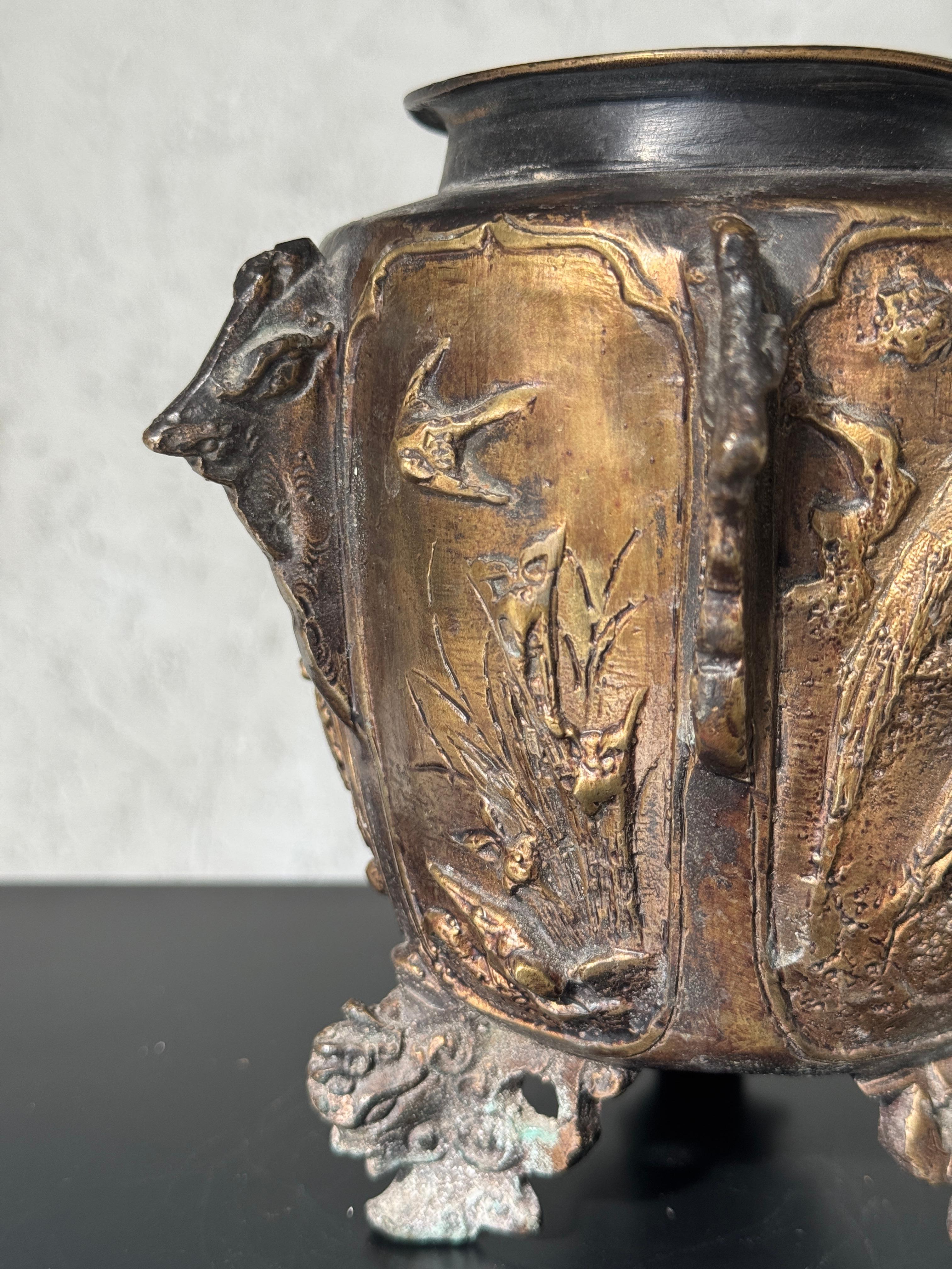 Urna con piede in bronzo del XIX secolo in vendita 15