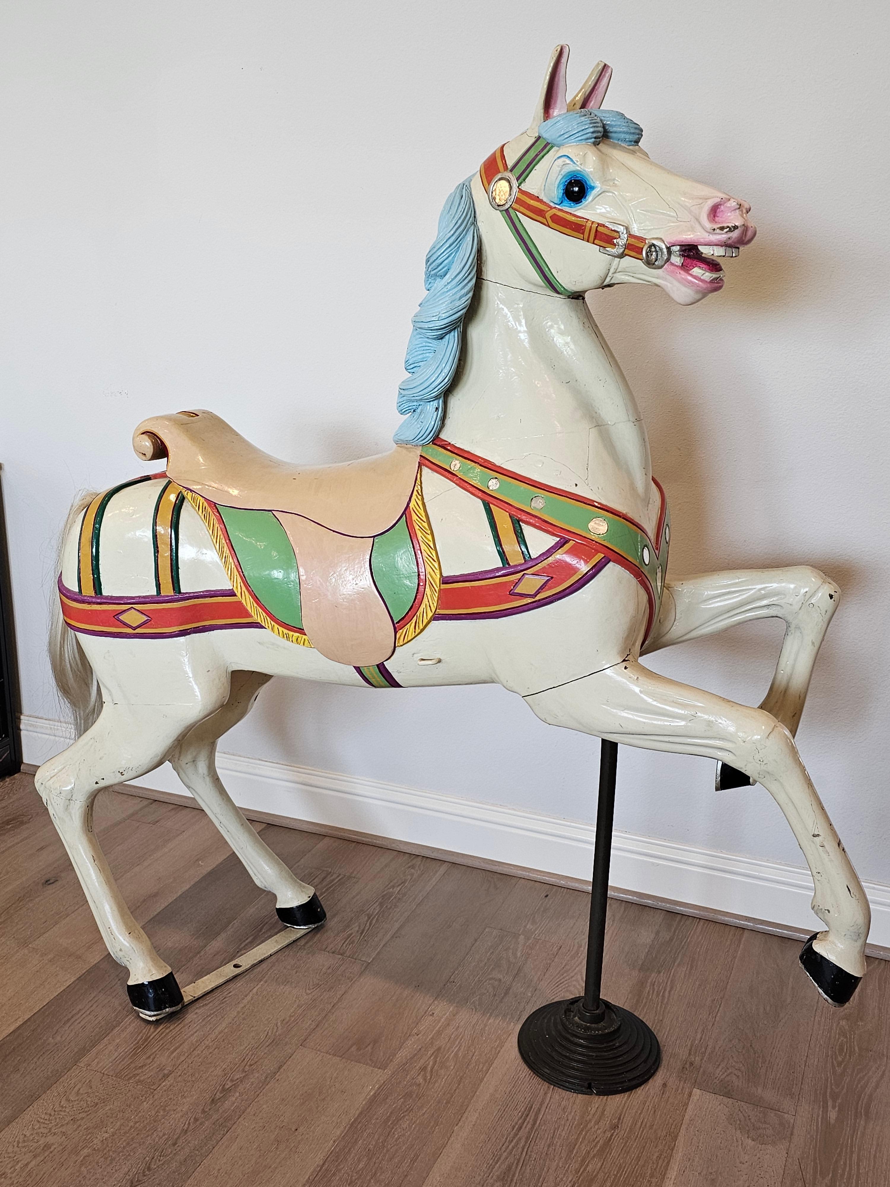 Allemand Cheval de manège polychrome sculpté allemand du 19ème siècle par P. Schneider  en vente