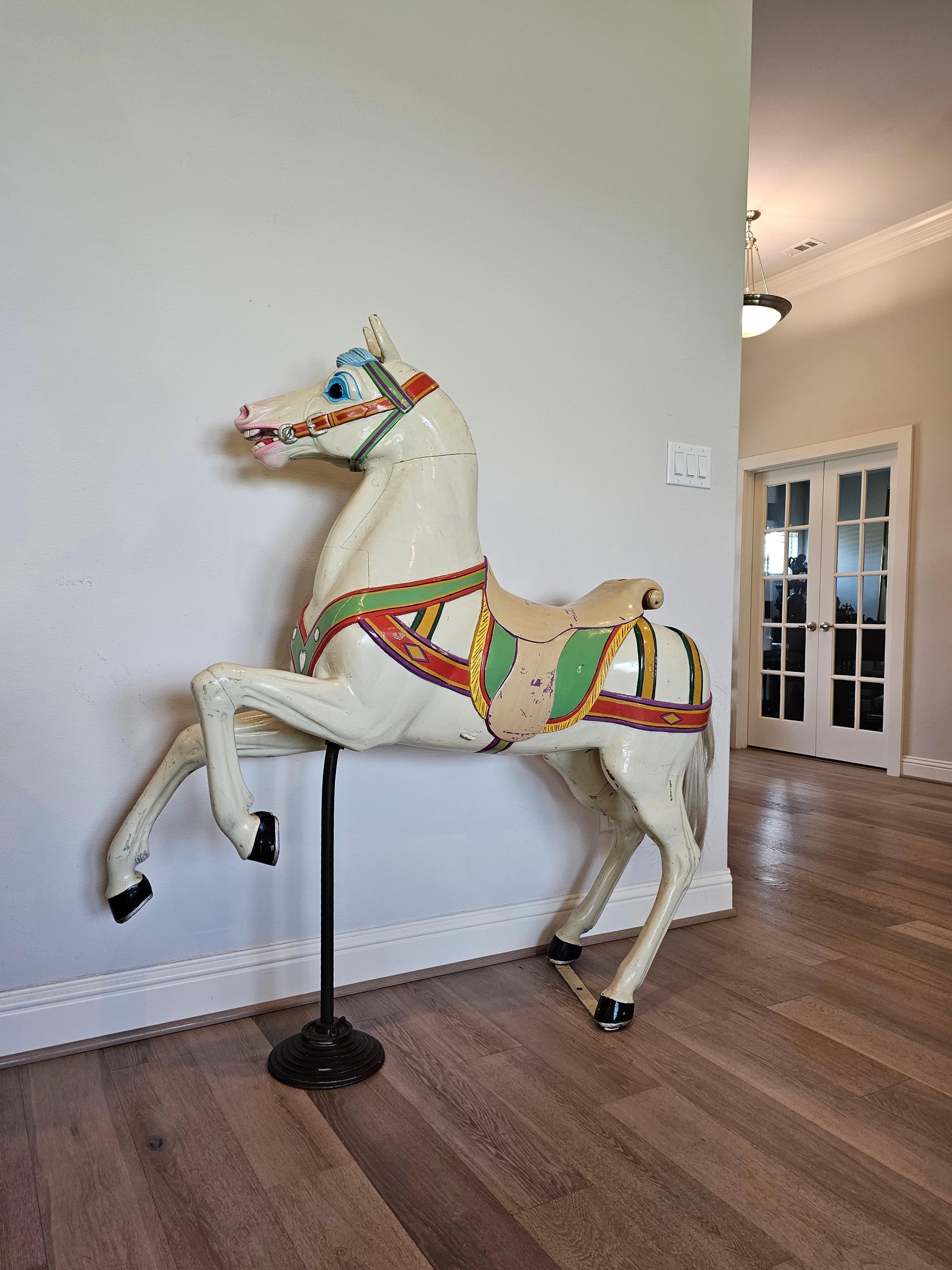 Bois Cheval de manège polychrome sculpté allemand du 19ème siècle par P. Schneider  en vente