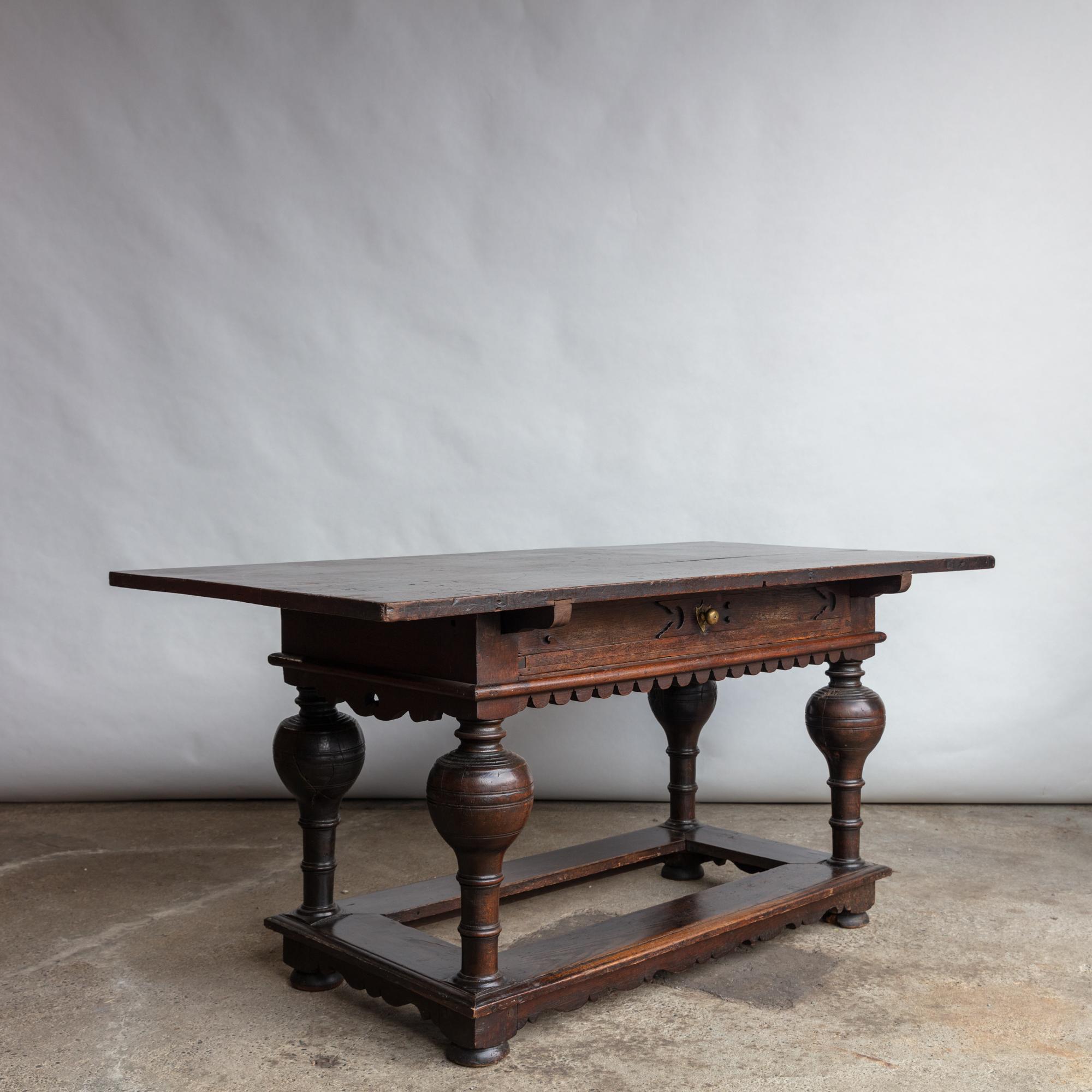 Table ancienne en bois sculpté avec une belle patine d'origine. En parfait état.