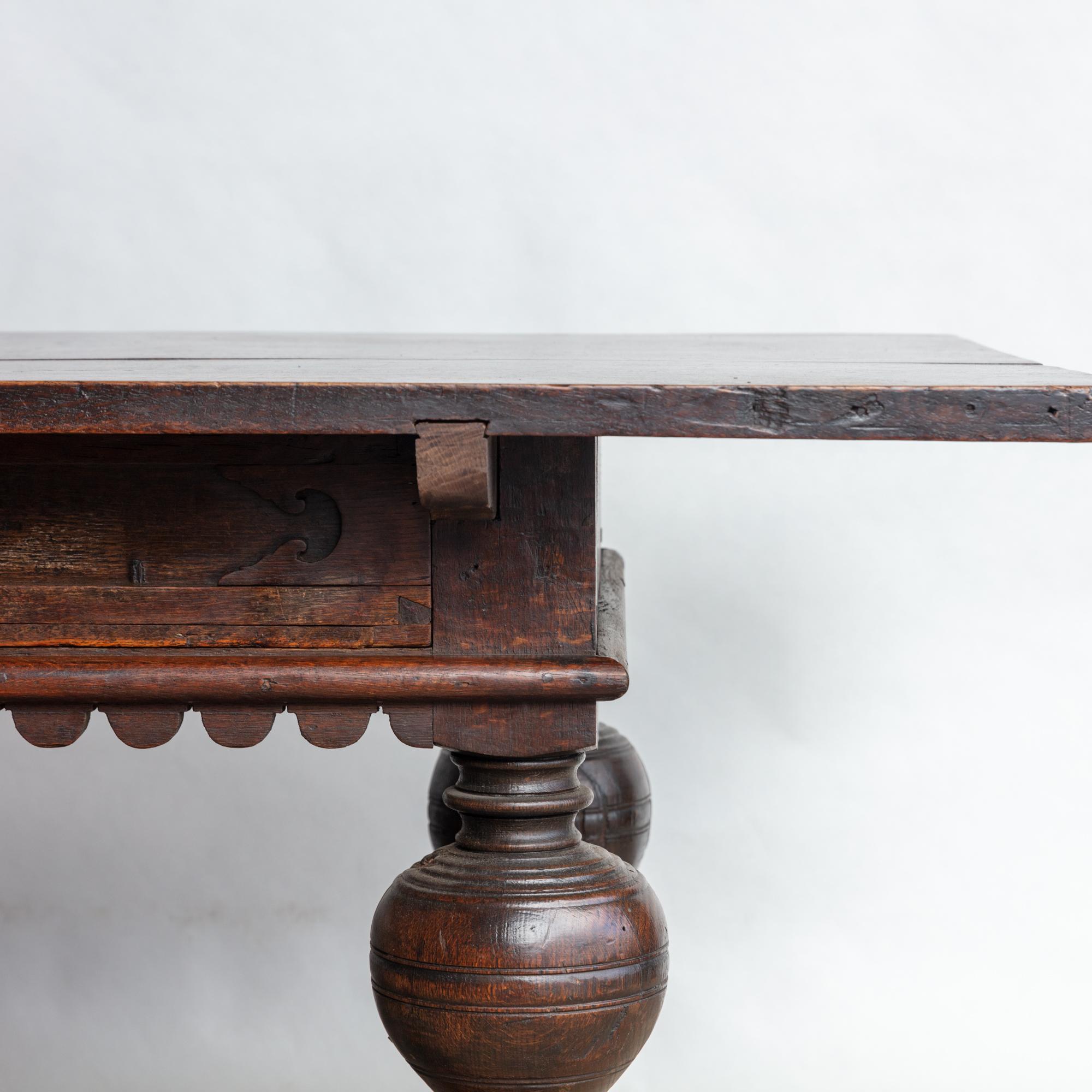 Forêt-Noire Table allemande en bois sculpté du 19e siècle en vente
