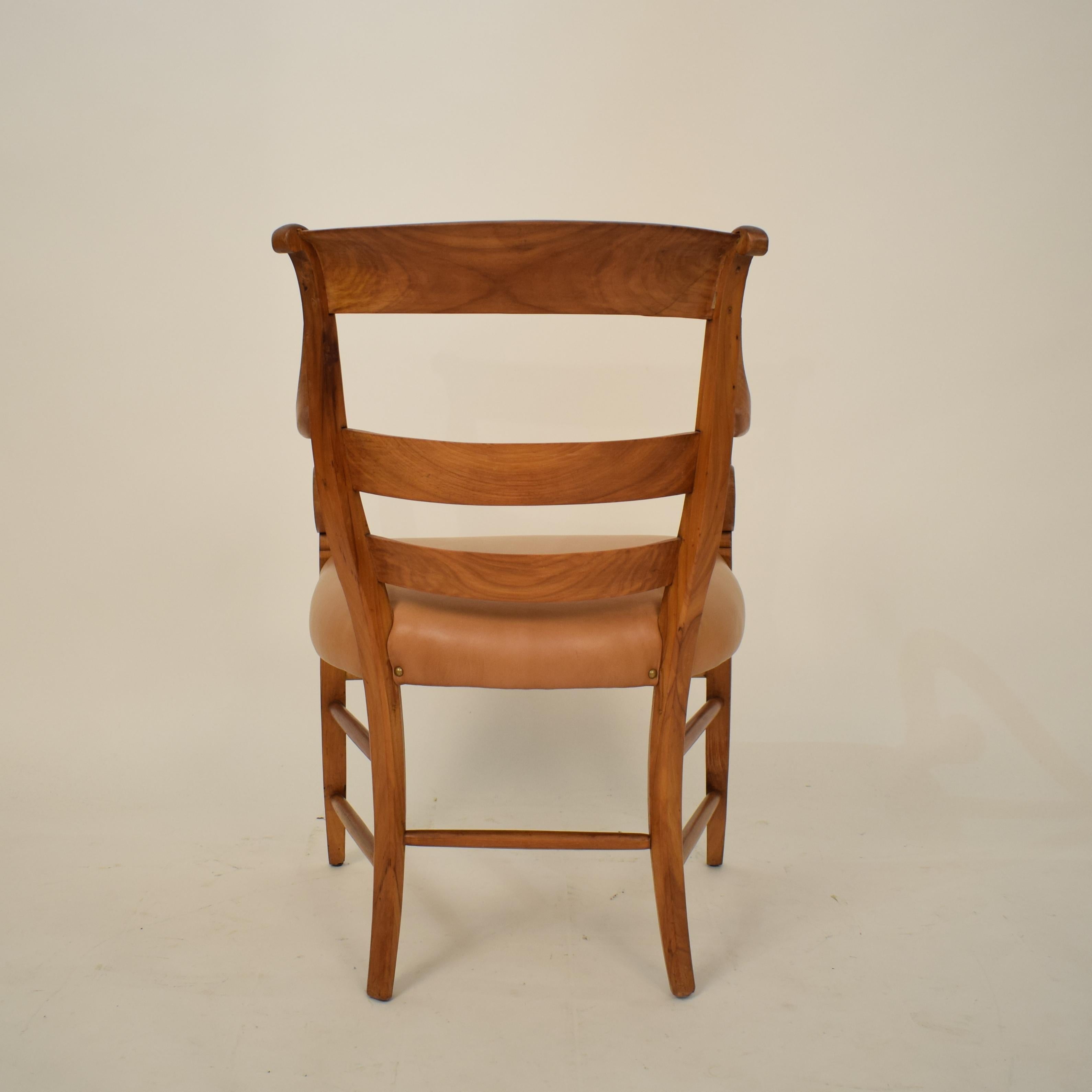 Fauteuil Biedermeier allemand du 19ème siècle en merisier avec assise en cuir Brown en vente 4