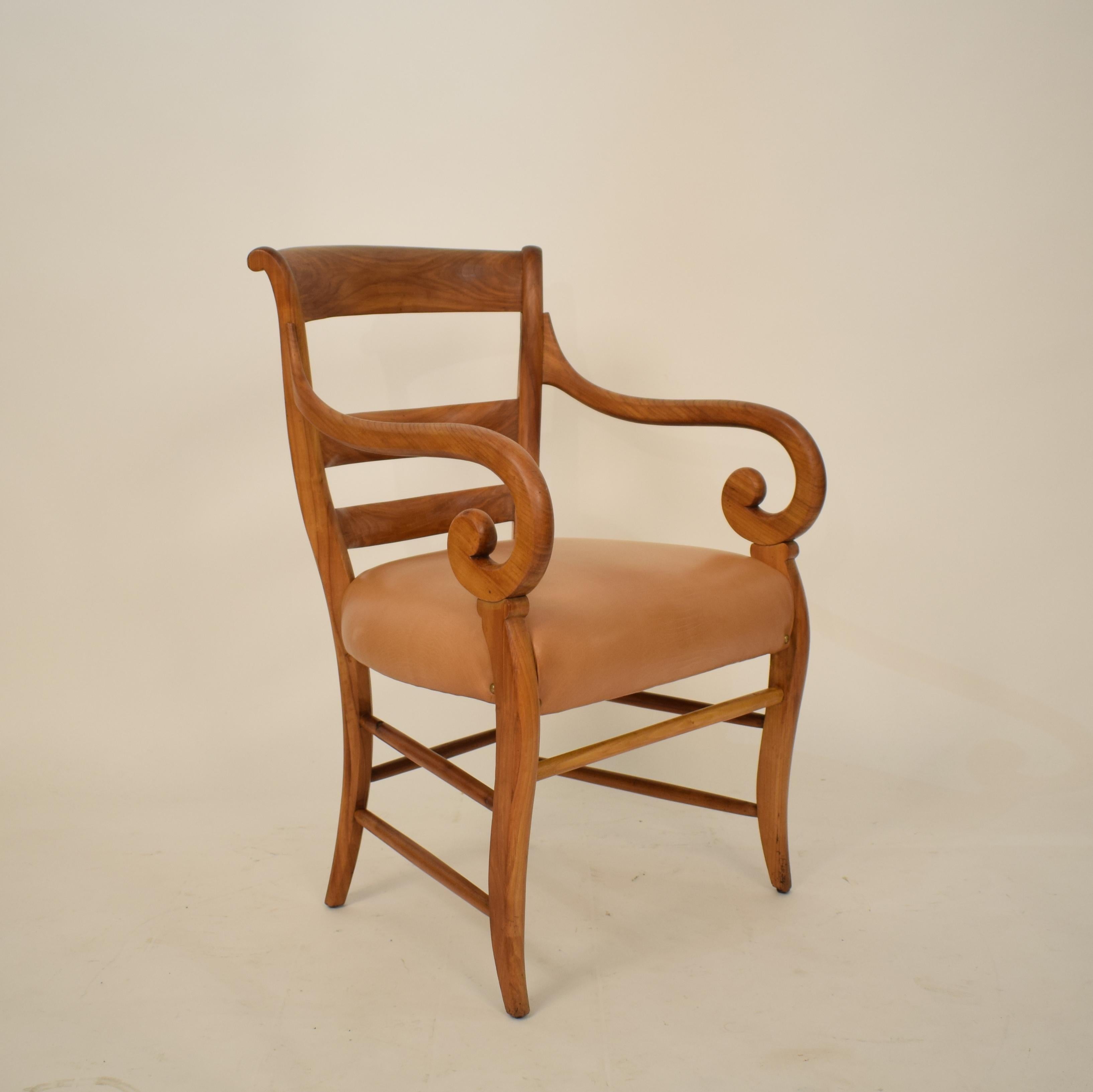 Fauteuil Biedermeier allemand du 19ème siècle en merisier avec assise en cuir Brown en vente 5
