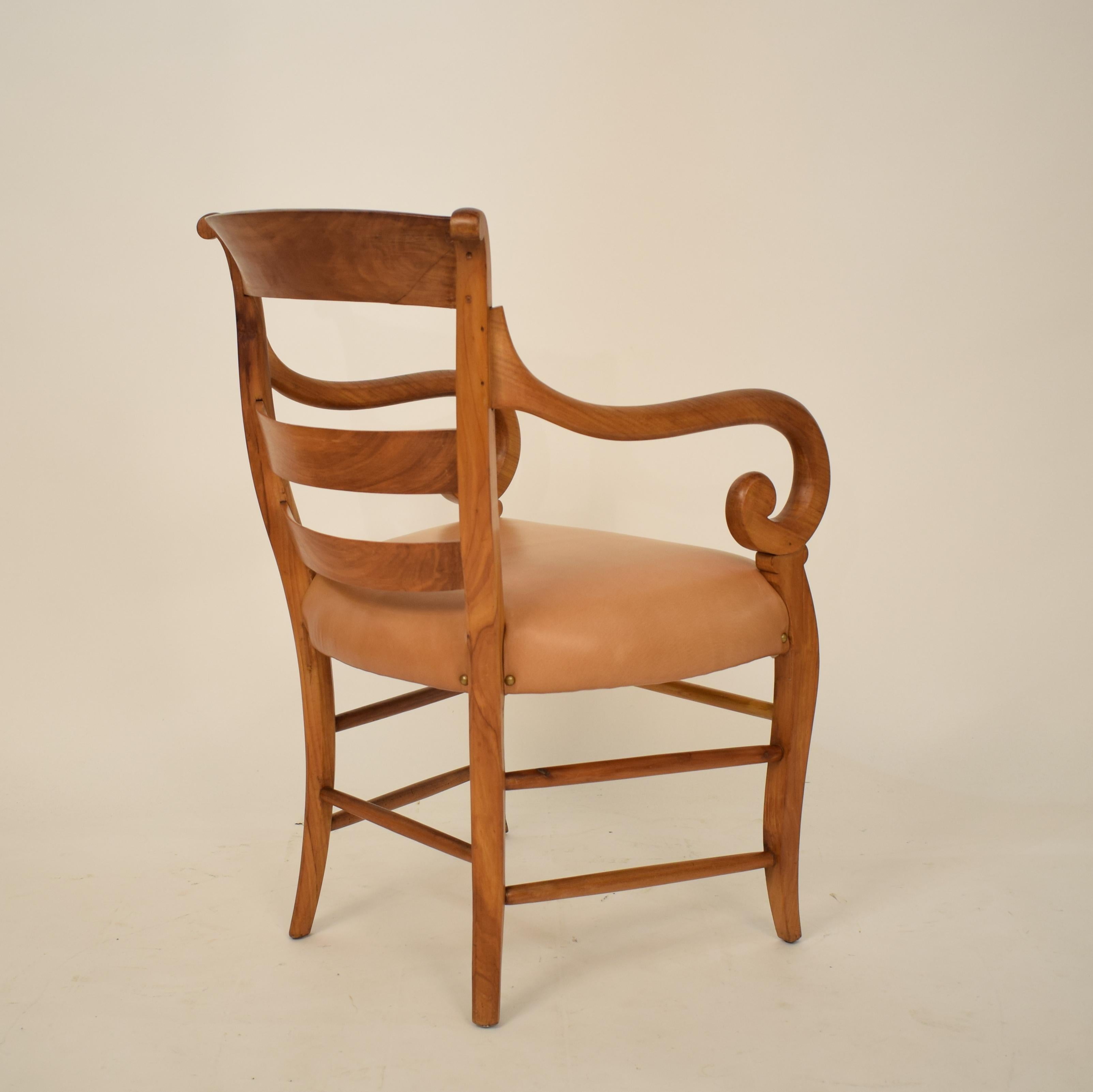 Deutscher Biedermeier-Sessel aus Kirschbaumholz des 19. Jahrhunderts mit braunem Ledersitz im Angebot 8