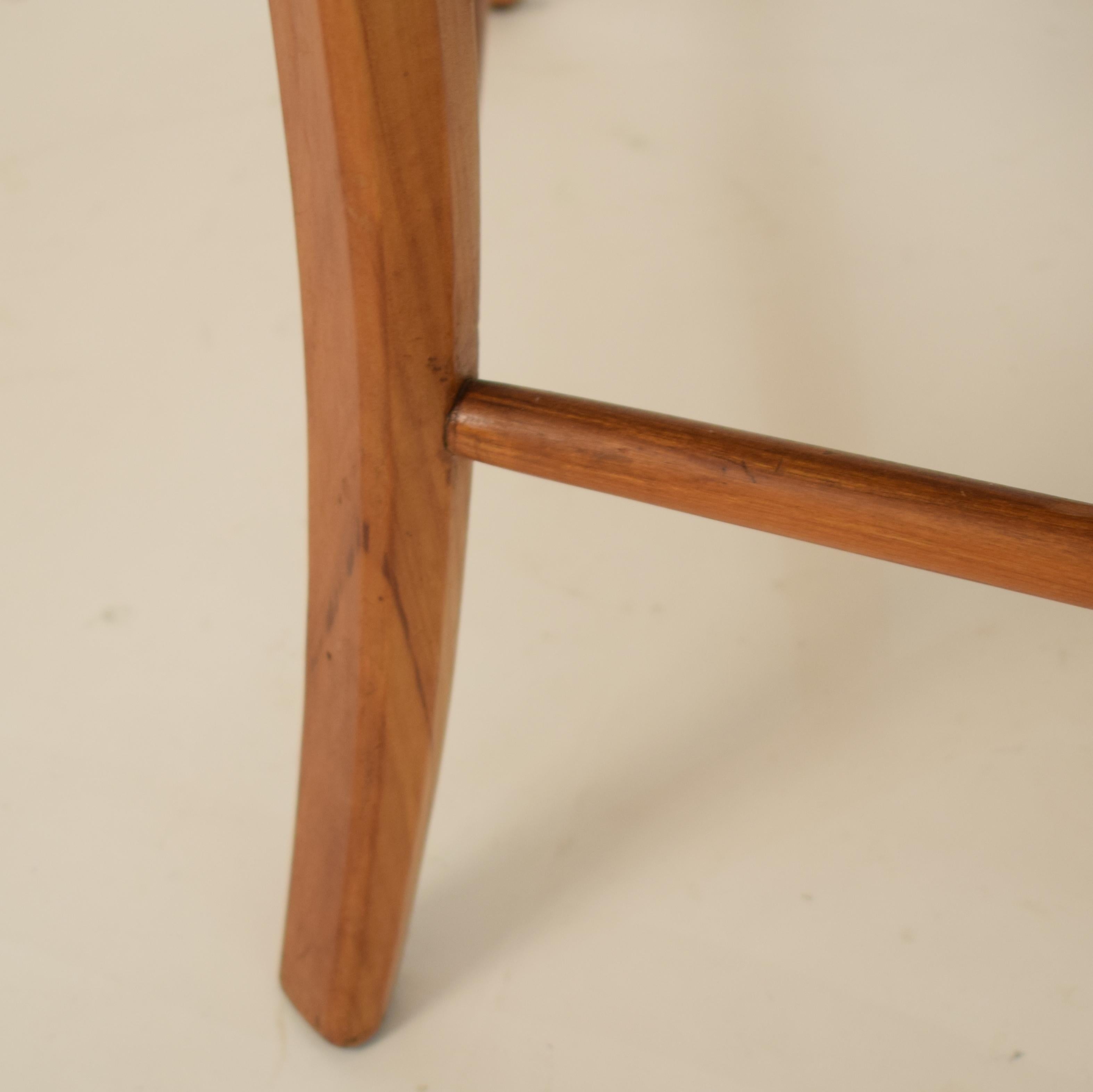 Deutscher Biedermeier-Sessel aus Kirschbaumholz des 19. Jahrhunderts mit braunem Ledersitz im Angebot 9