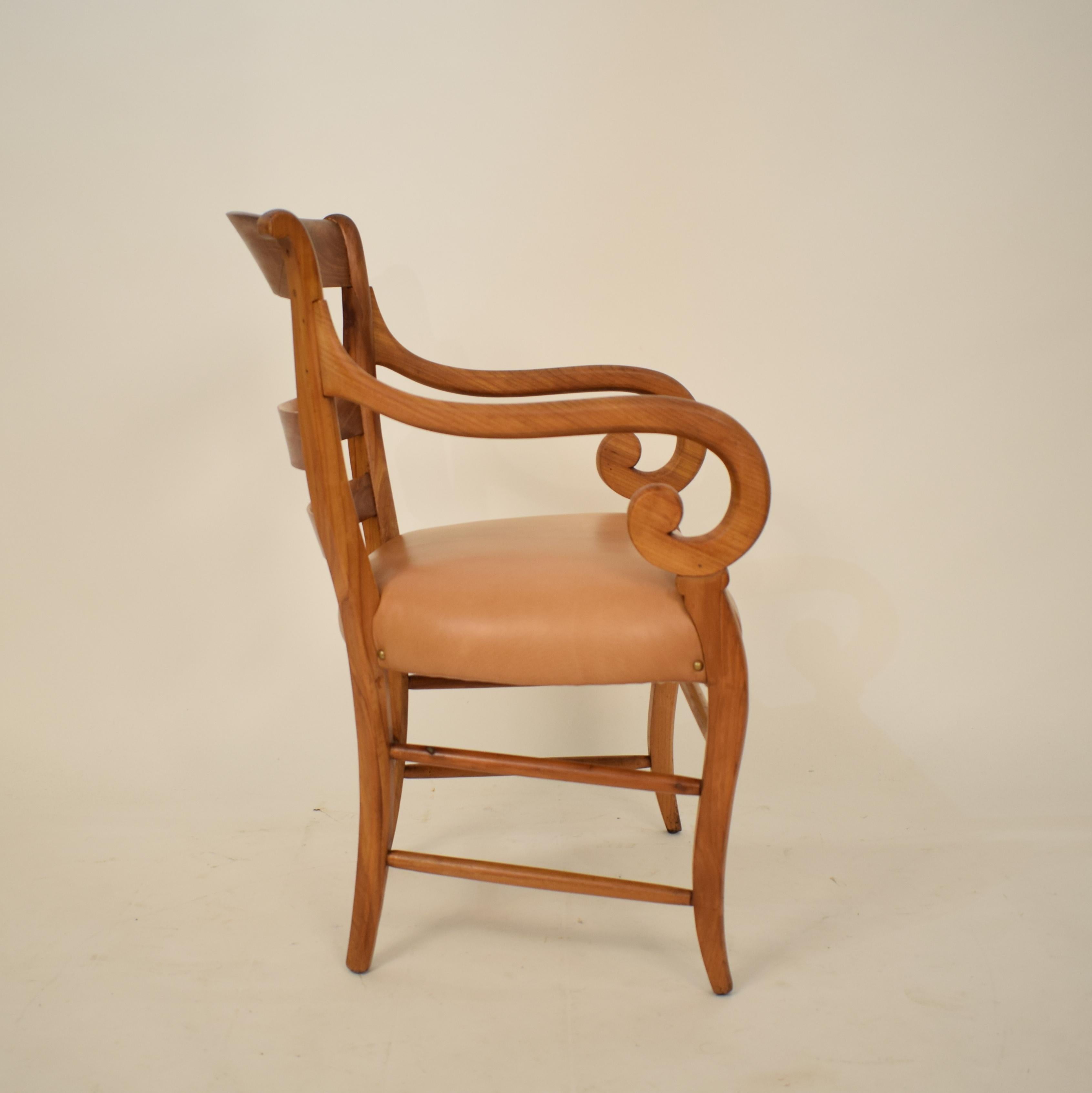 Deutscher Biedermeier-Sessel aus Kirschbaumholz des 19. Jahrhunderts mit braunem Ledersitz im Angebot 12