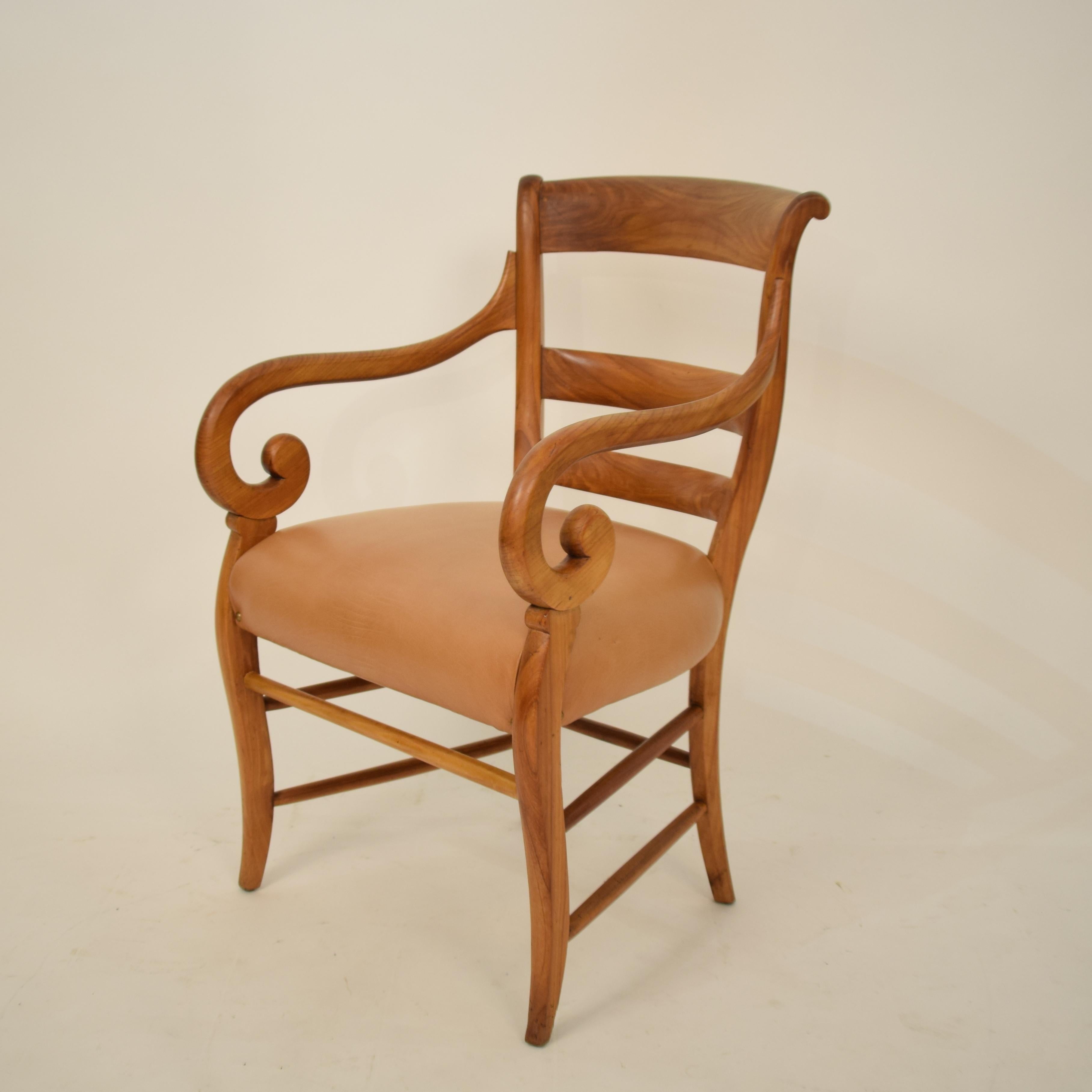 Dieser deutsche Biedermeier-Sessel aus dem 19. Jahrhundert wurde in den 1920er Jahren hergestellt. Er ist aus massivem Kirschbaumholz gefertigt und die Sitzfläche ist mit braunem / cognacfarbenem Leder bezogen.
Ein einzigartiges Stück, das ein