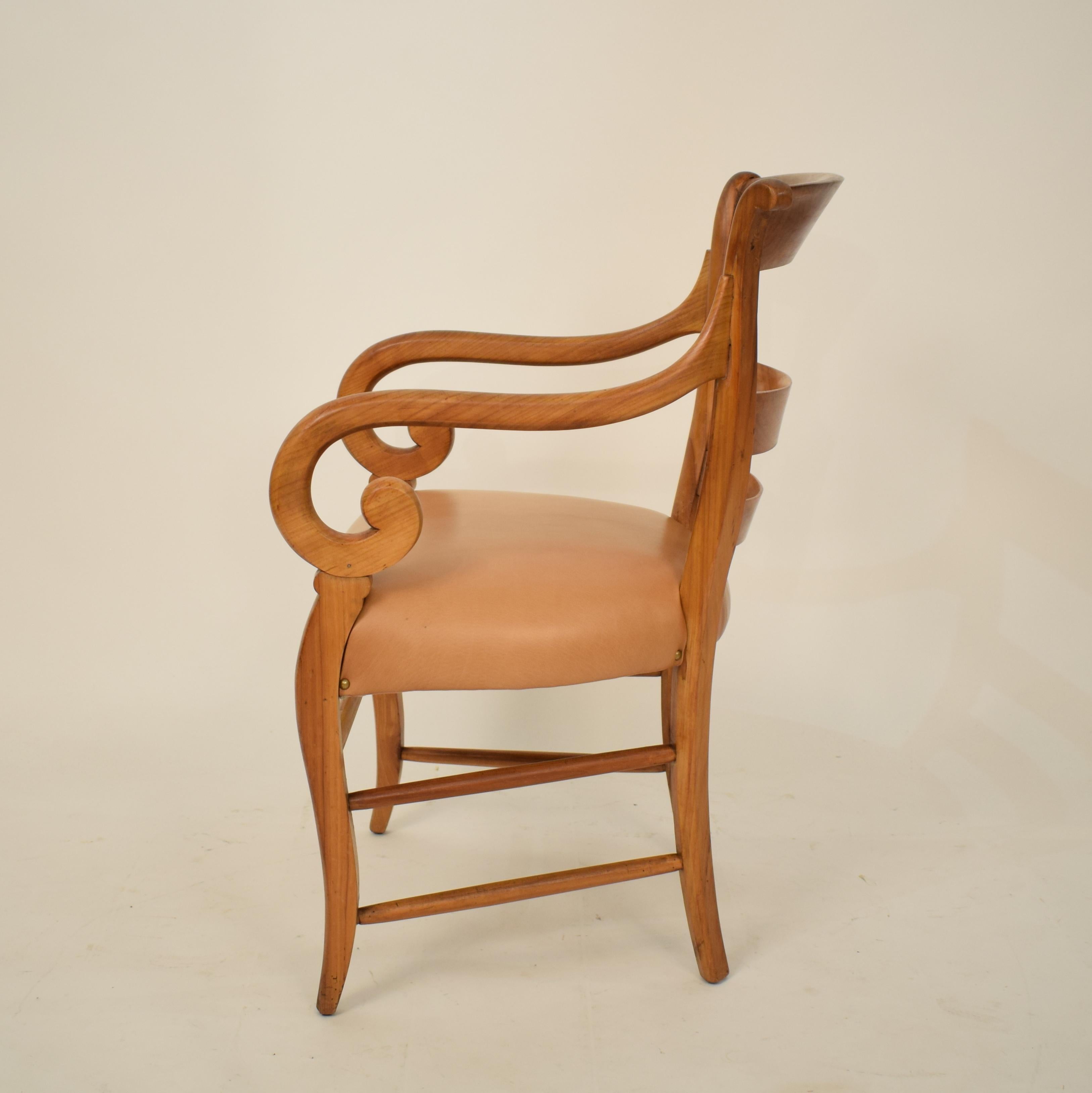 Deutscher Biedermeier-Sessel aus Kirschbaumholz des 19. Jahrhunderts mit braunem Ledersitz im Angebot 1