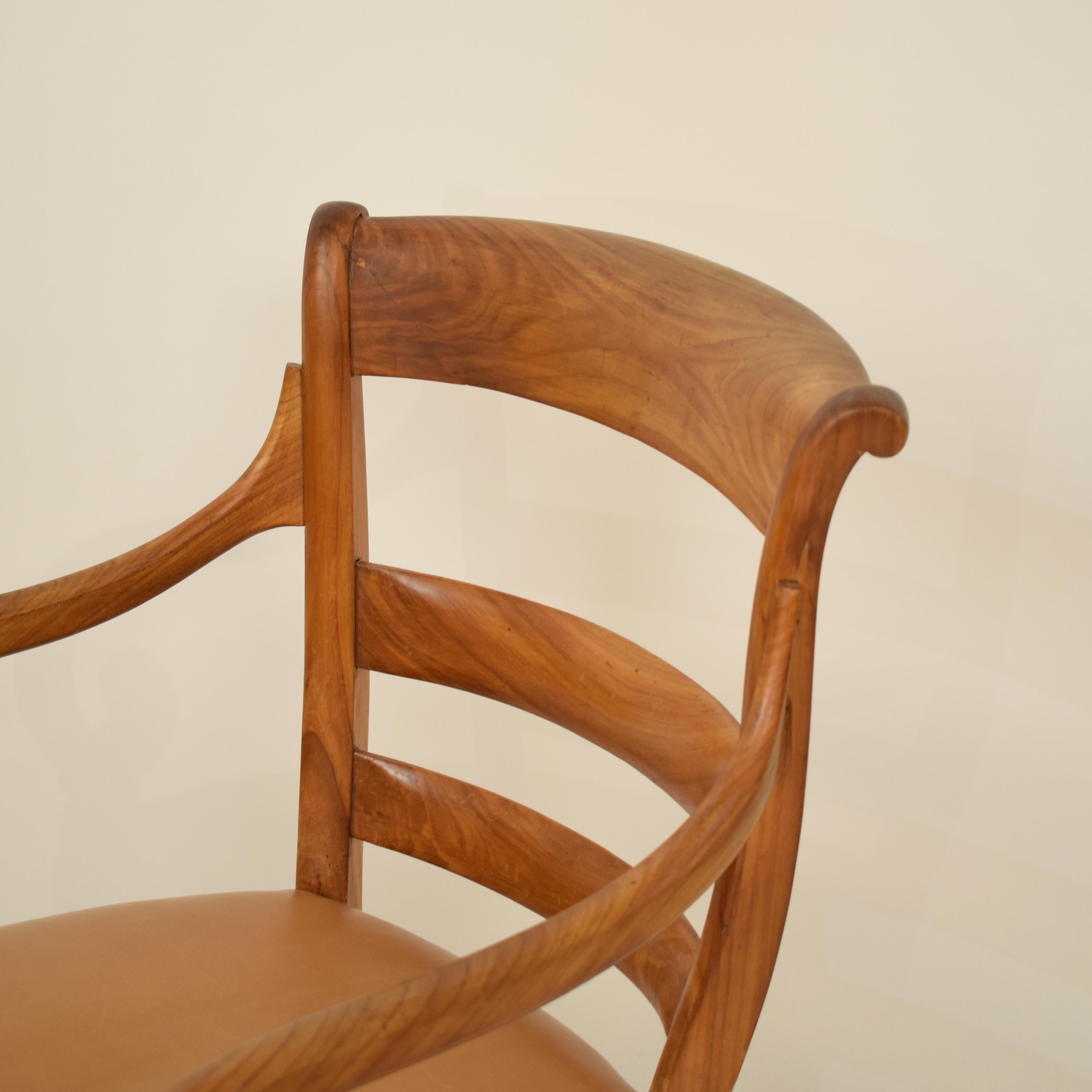 Deutscher Biedermeier-Sessel aus Kirschbaumholz des 19. Jahrhunderts mit braunem Ledersitz im Angebot 2