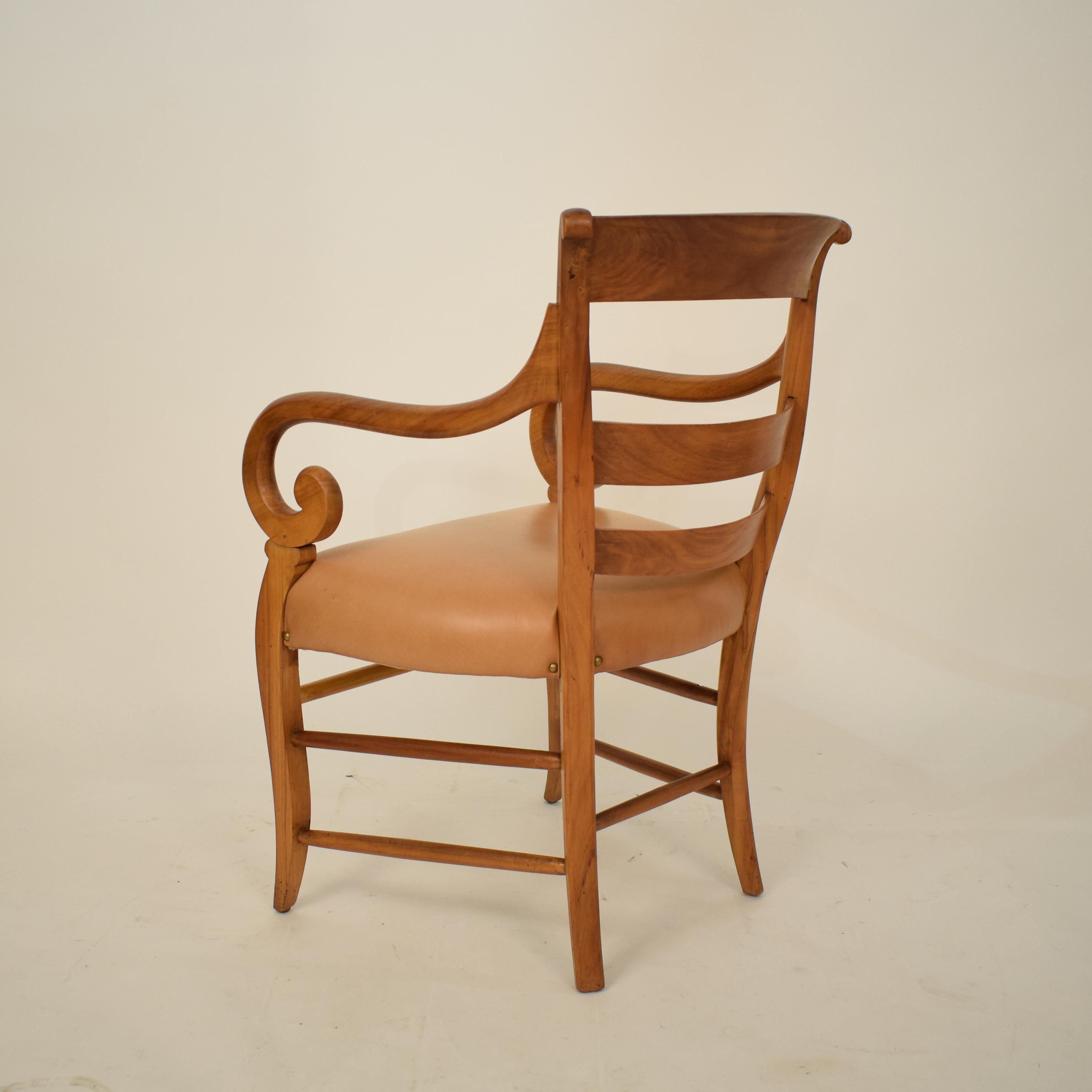 Deutscher Biedermeier-Sessel aus Kirschbaumholz des 19. Jahrhunderts mit braunem Ledersitz im Angebot 3